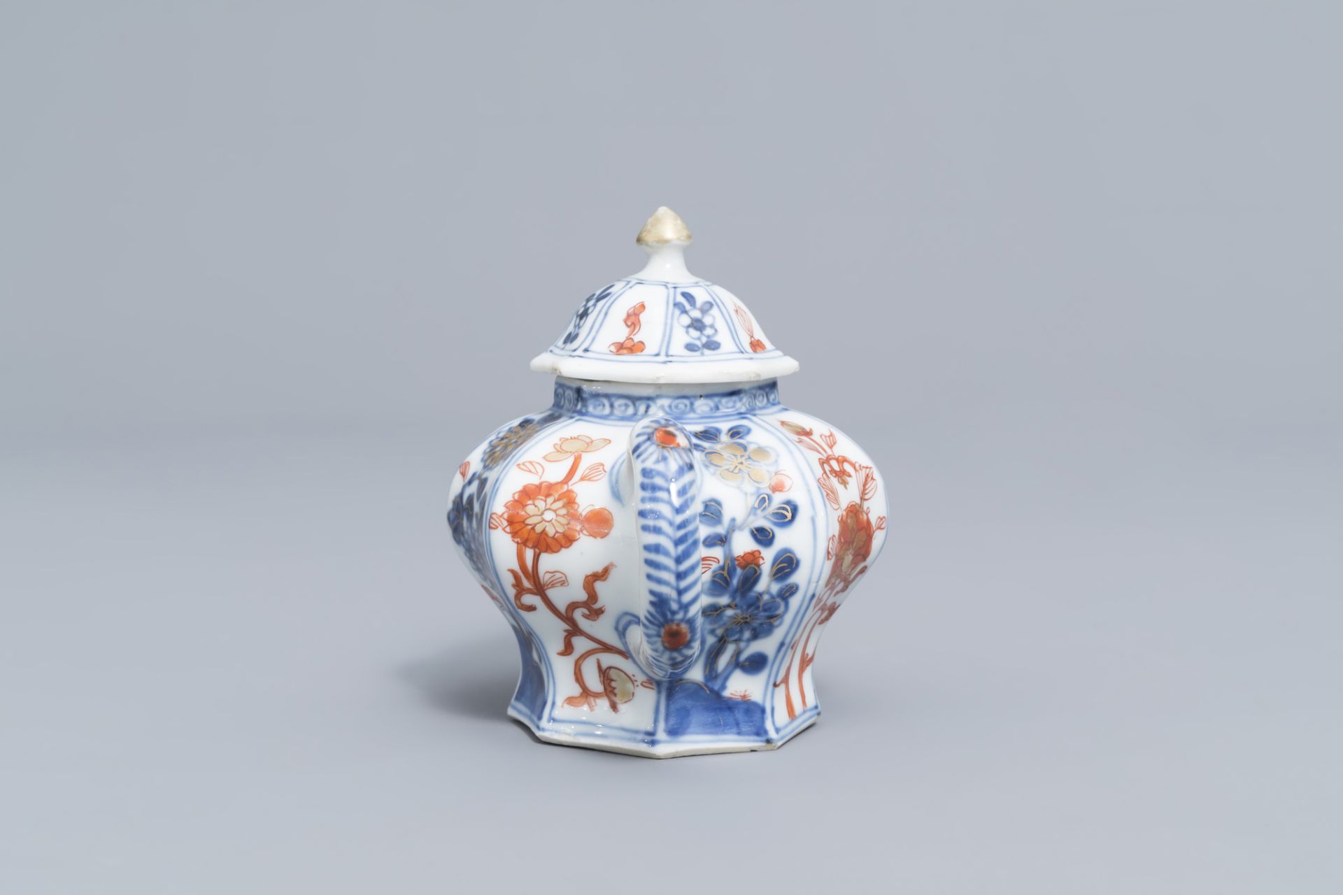 A Chinese octagonal Imari style teapot and cover with floral design, Kangxi - Image 3 of 7