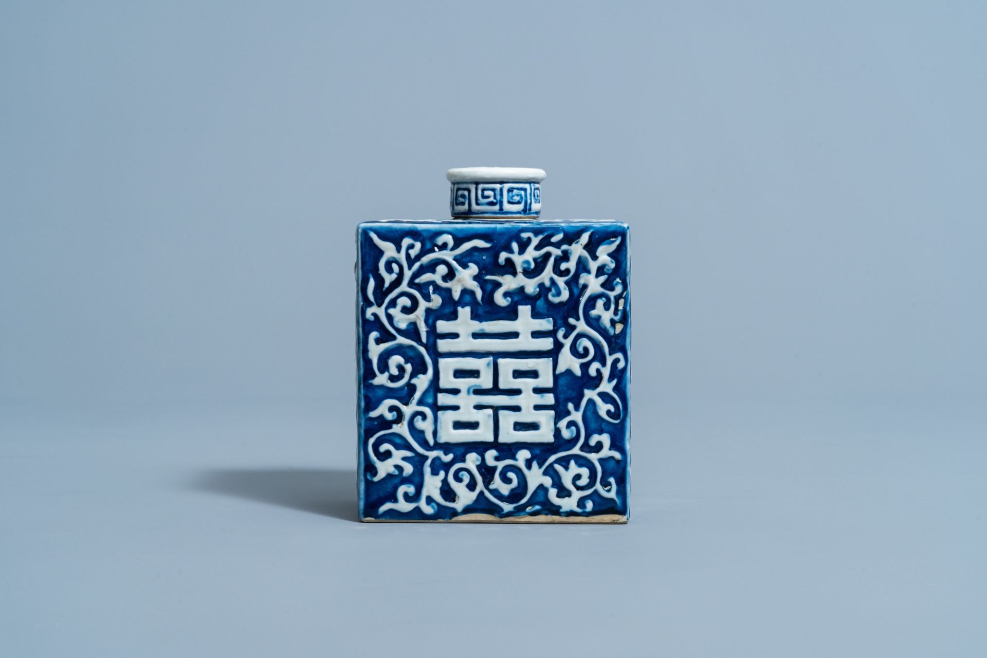 A Chinese blue and white 'Shou' tea caddy, 19th C. - Bild 2 aus 7