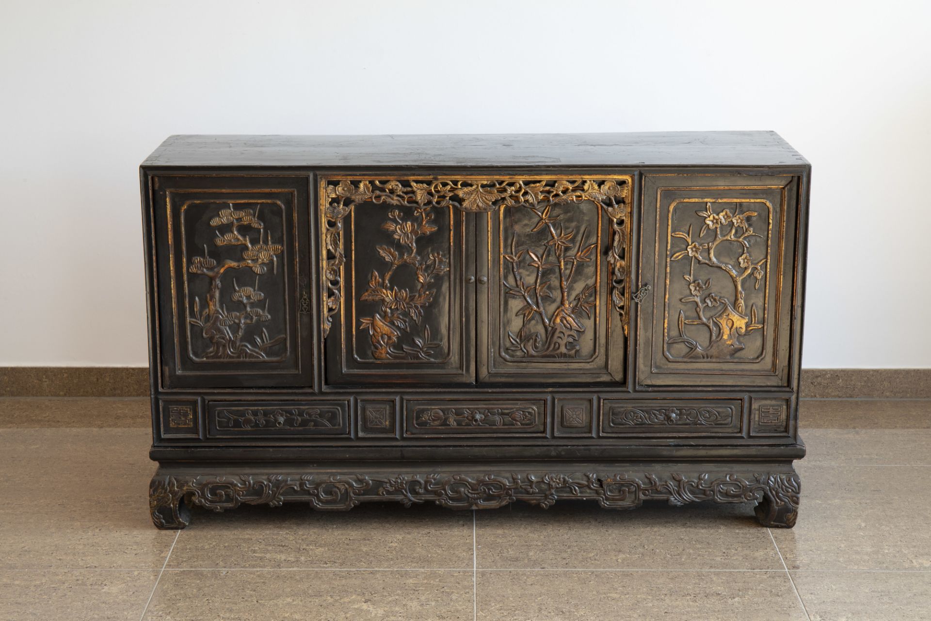 A Chinese lacquered, partly gilt and carved wooden 'four seasons' sideboard, 19th/20th C. - Image 4 of 8