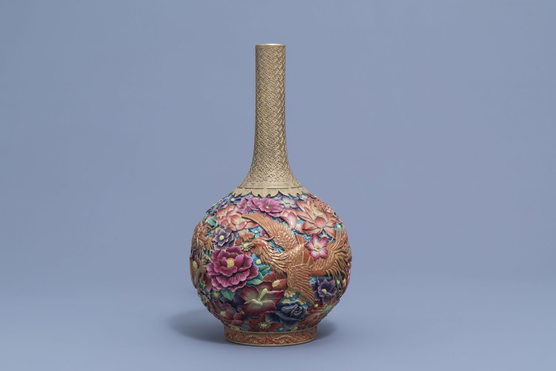 A Chinese famille rose 'dragon and phoenix' bottle vase, Qianlong mark, 20th C. - Bild 5 aus 7