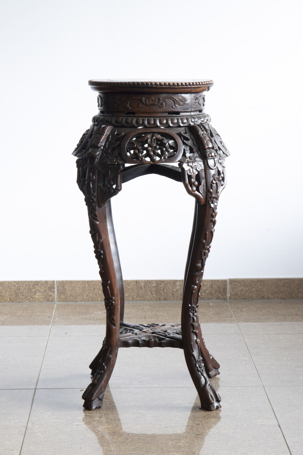 A Chinese carved wood stand with marble top, 19th/20th C. - Image 2 of 7