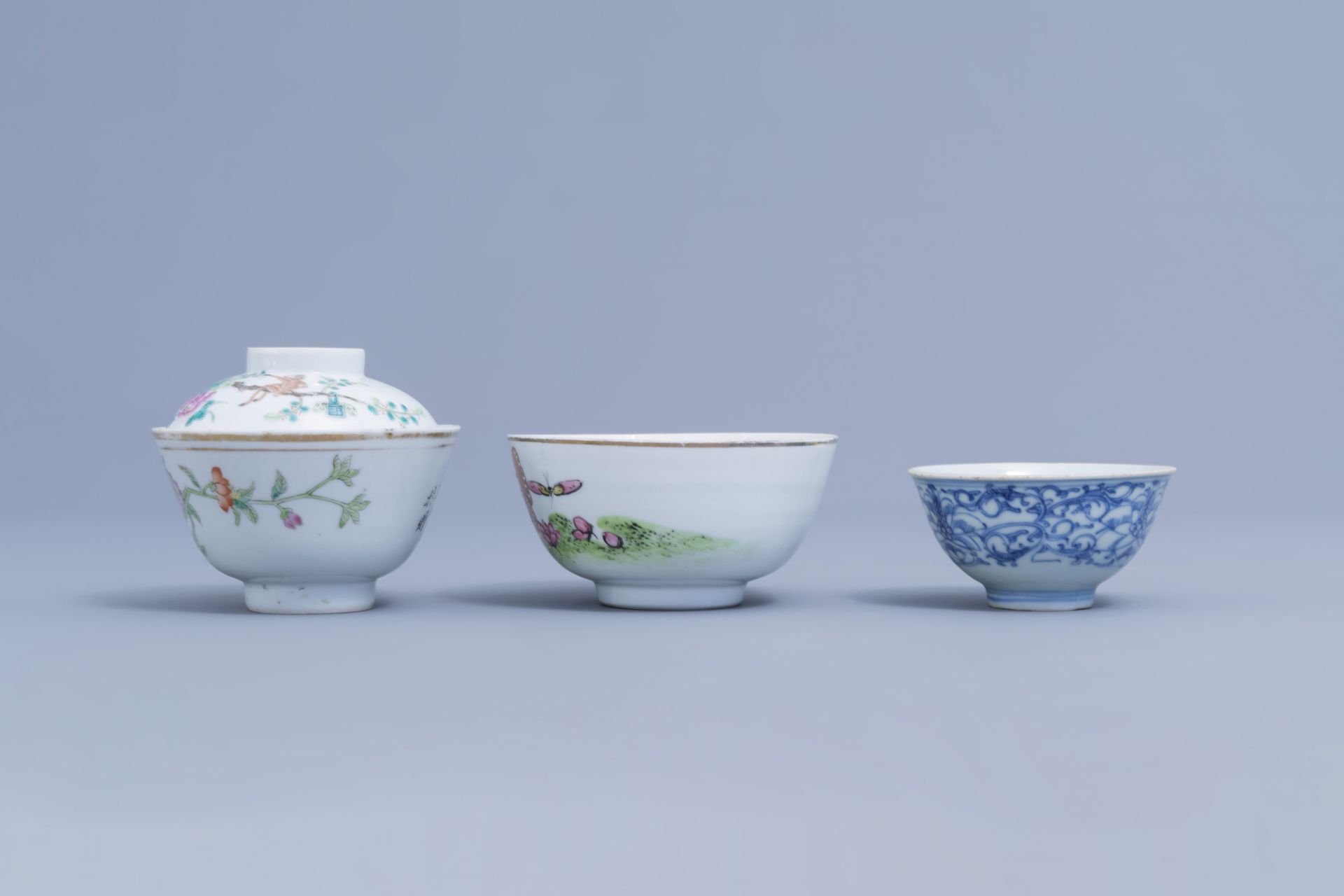 A varied collection of Chinese polychrome porcelain, 19th/20th C. - Image 11 of 15