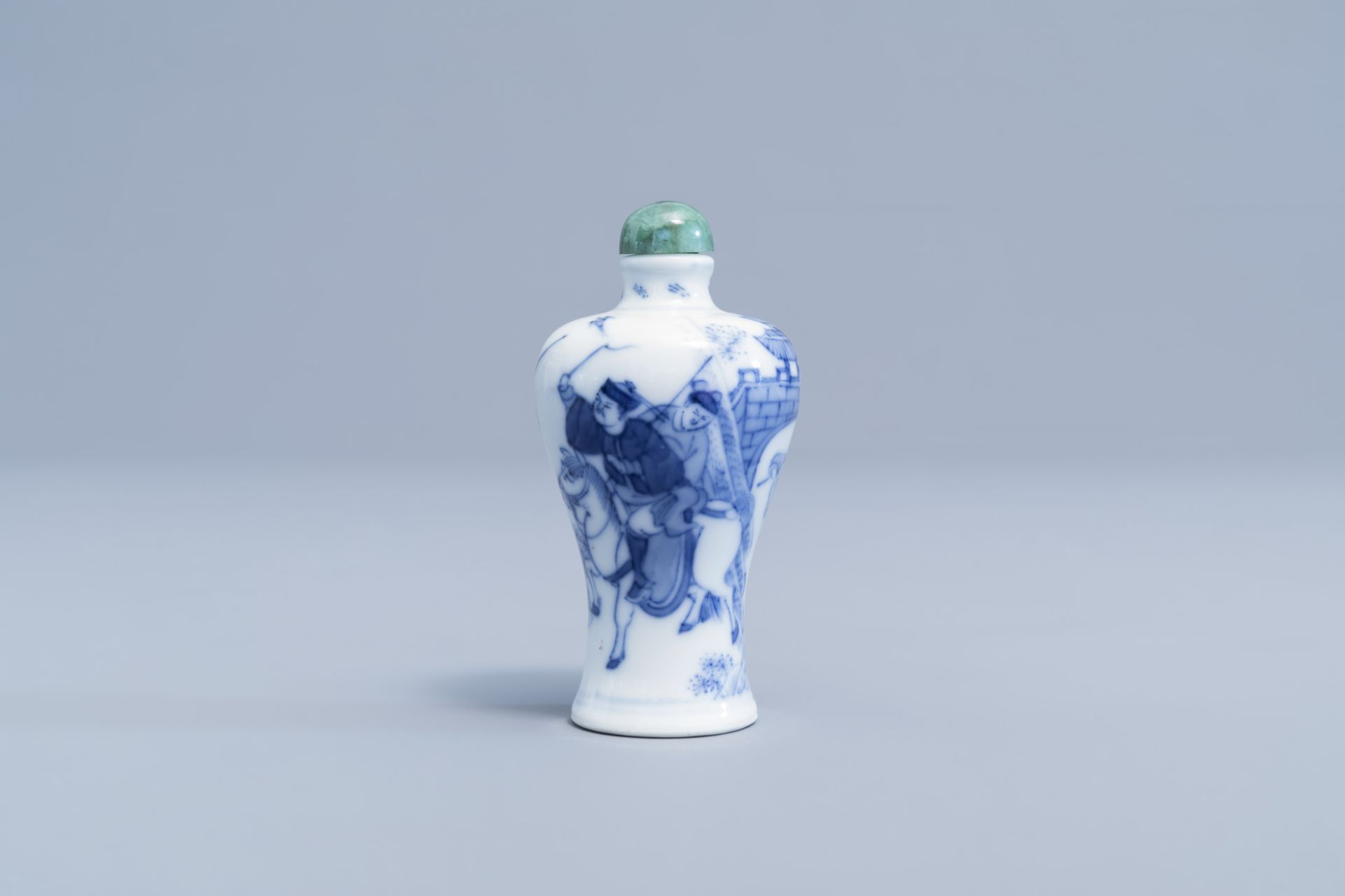 A Chinese blue and white snuff bottle with soldiers near a fortress, 19th C - Image 5 of 9