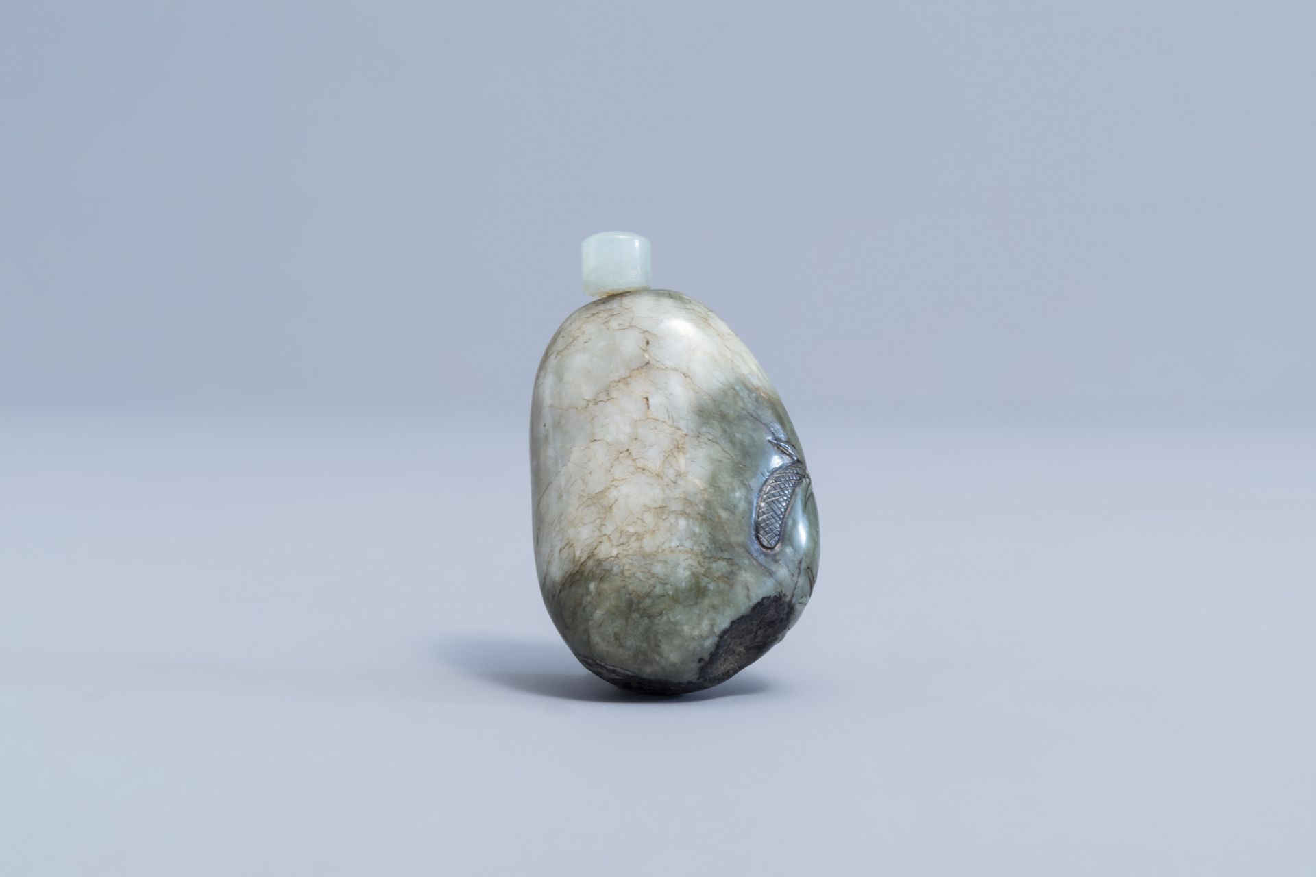 A Chinese greyish jade snuff bottle with incised floral design, 19th/20th C. - Image 2 of 8