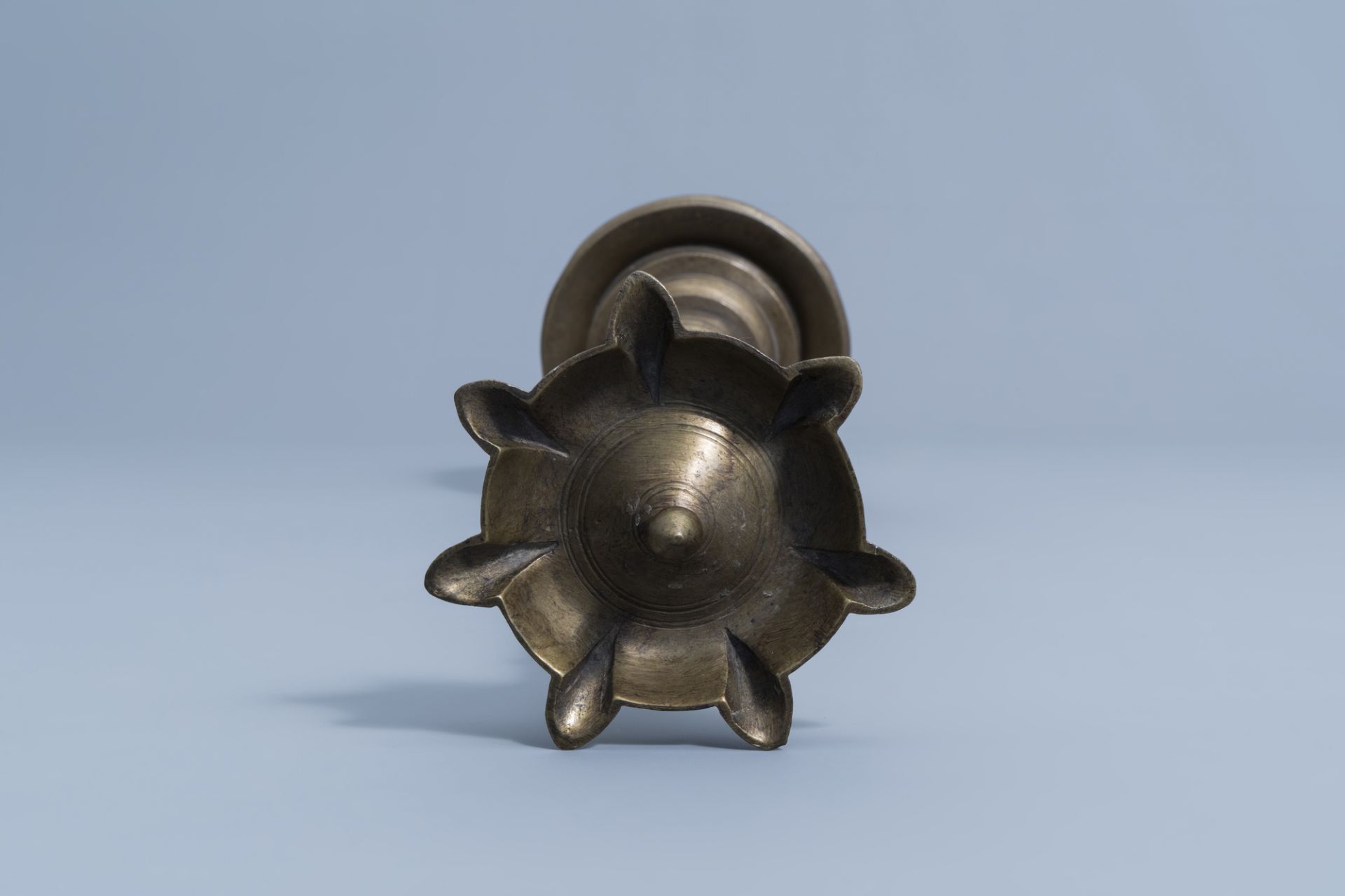 A large Indian bronze temple oil lamp, 18th/19th C. - Image 10 of 15