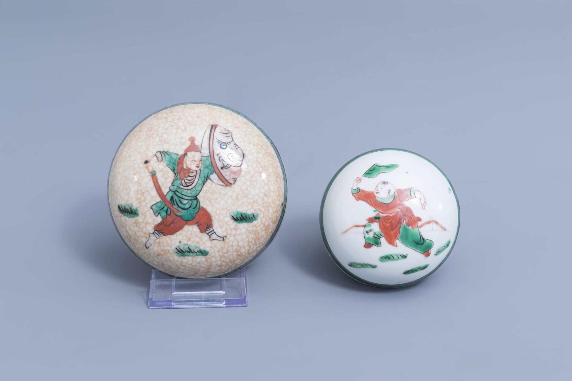 A Chinese bottle shaped Nanking crackle famille verte vase and two warrior jars, 19th/20th C. - Image 8 of 15