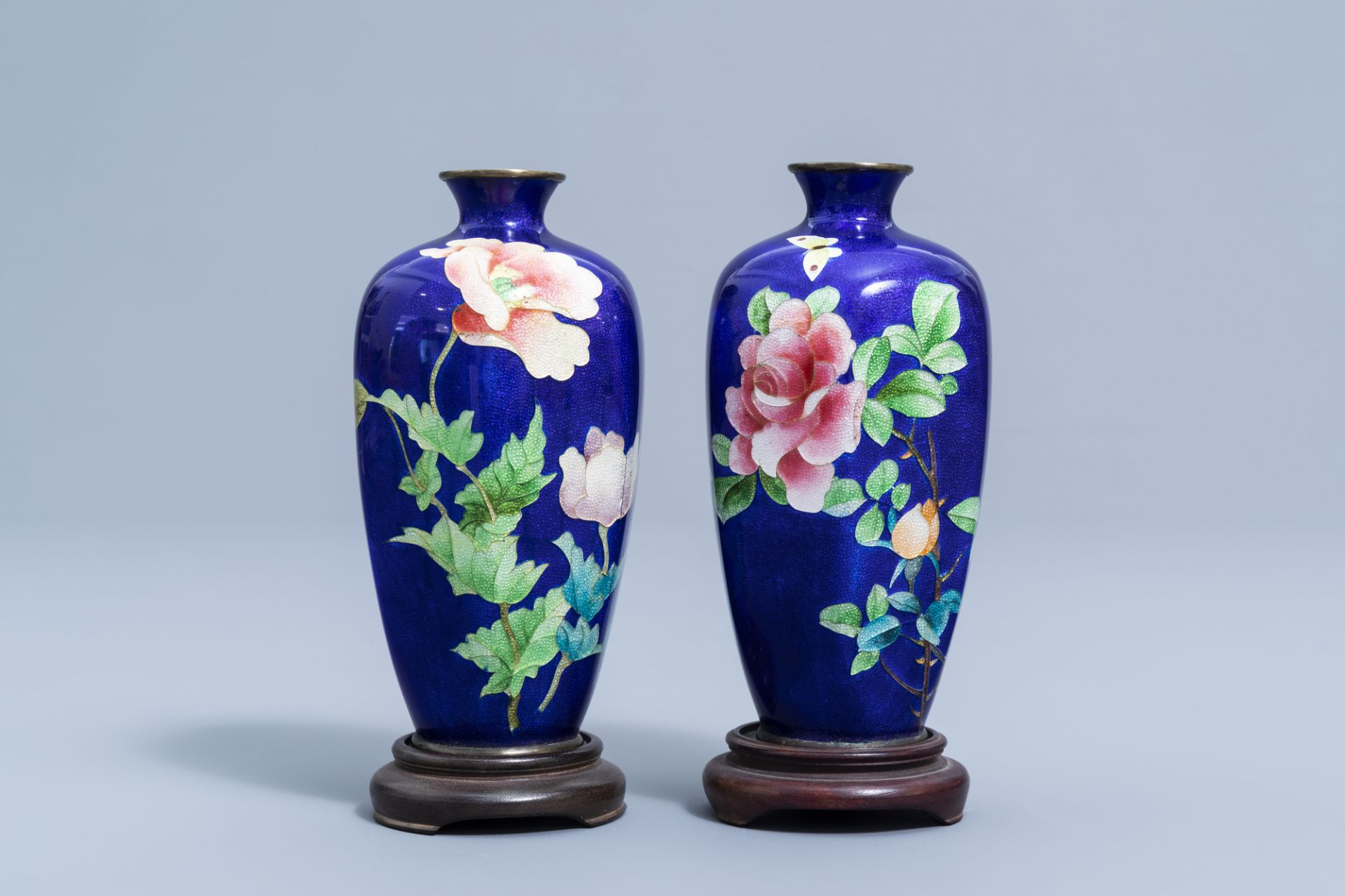 A pair of Japanese cloisonne vases with floral design, marked Hattori, Meiji, ca. 1900 - Image 2 of 11