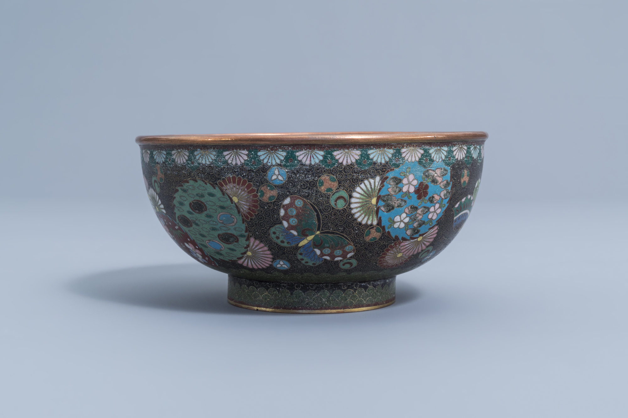 A Japanese cloisonne bowl with a phoenix, butterflies and floral design, Meiji, ca. 1900 - Image 4 of 7