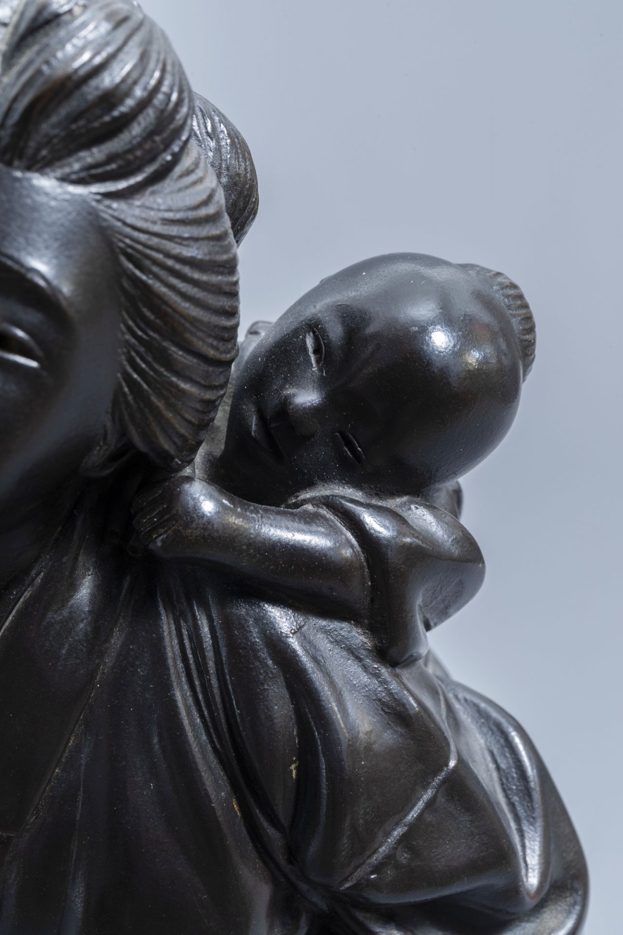 A Japanese bronze okimono of a mother and child on their way to the field, Meiji, 19th C. - Image 10 of 10