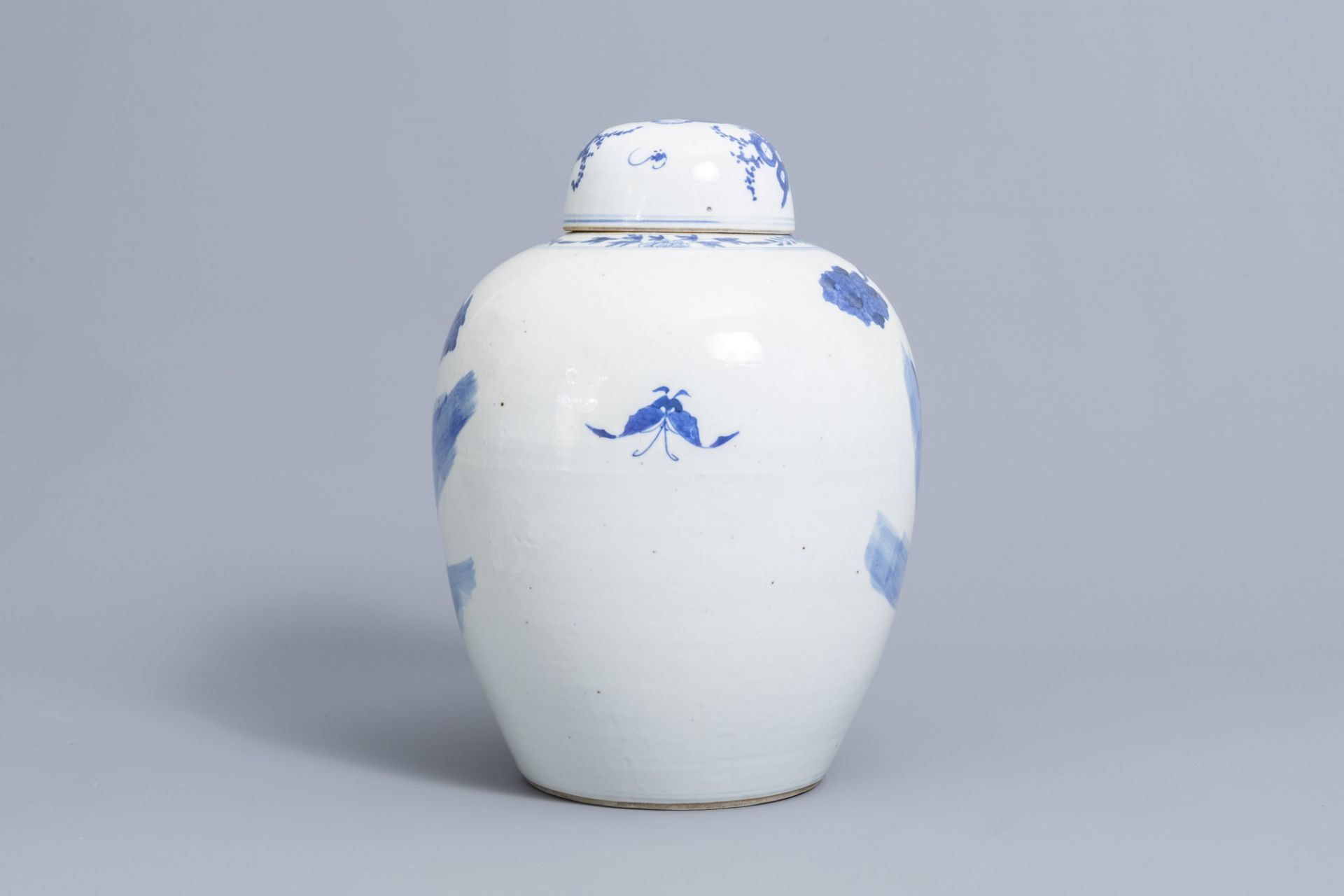 A Chinese blue and white jar and cover with figures on a terrace, Kangxi mark, 19th C. - Image 2 of 6