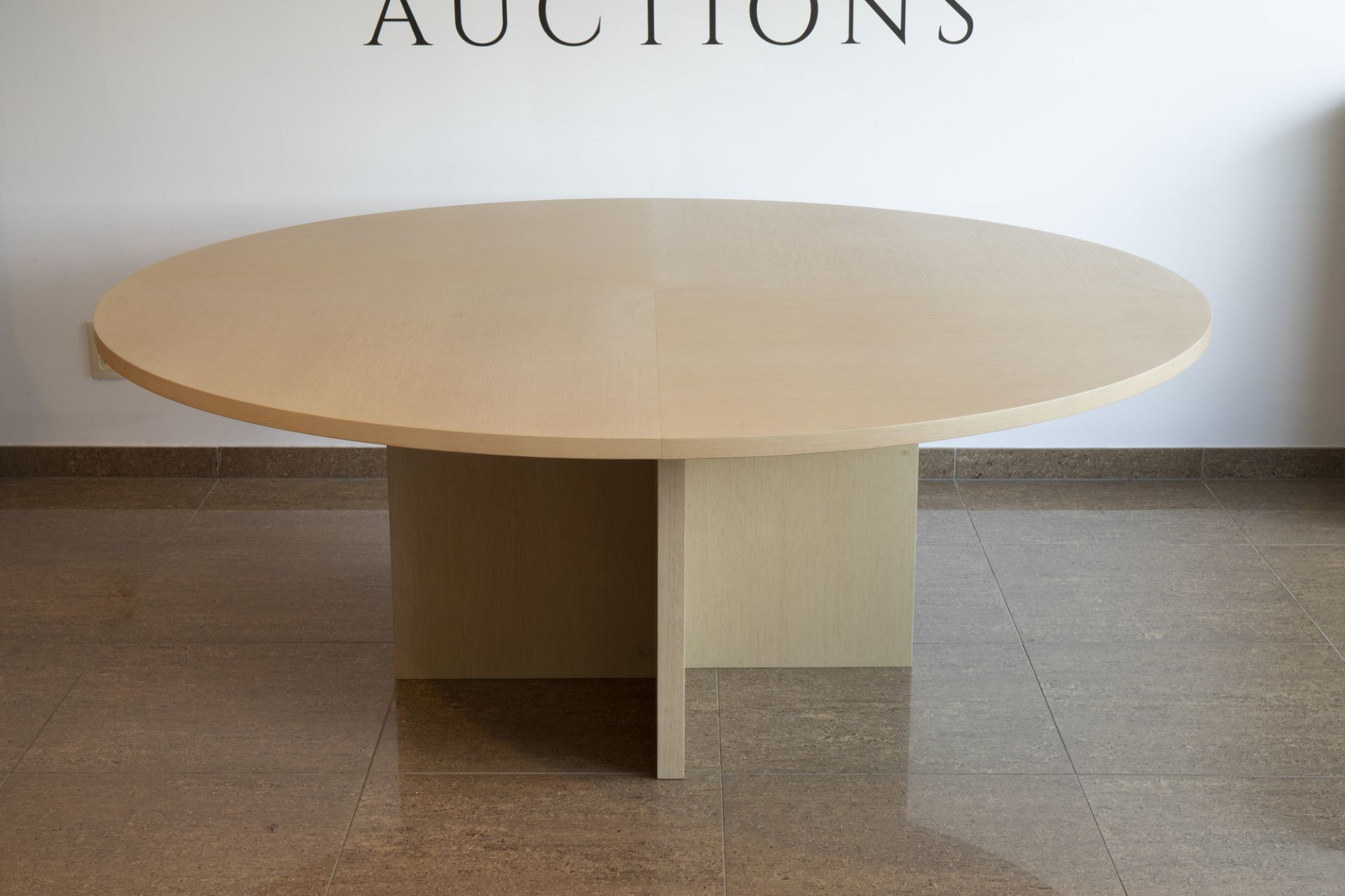 A large, round oak design table, Minus, Poperinge, 21st C. - Image 2 of 9