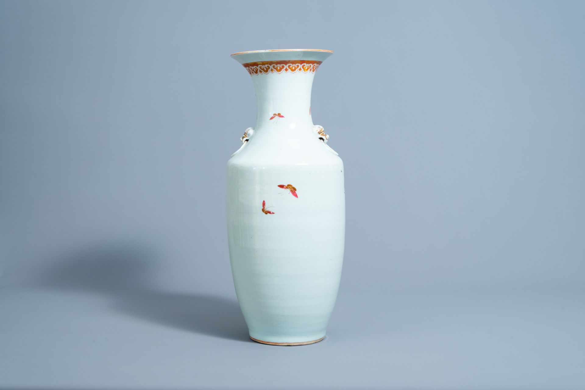 A Chinese famille rose vase with floral design, 19th C. - Image 3 of 6