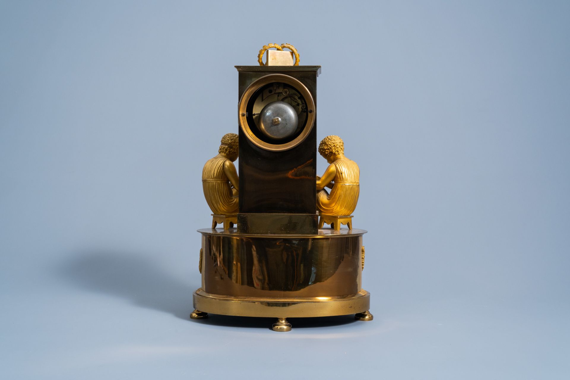 A fine French Empire gilt bronze mantel clock with children reading in a library, 19th C. - Image 3 of 15