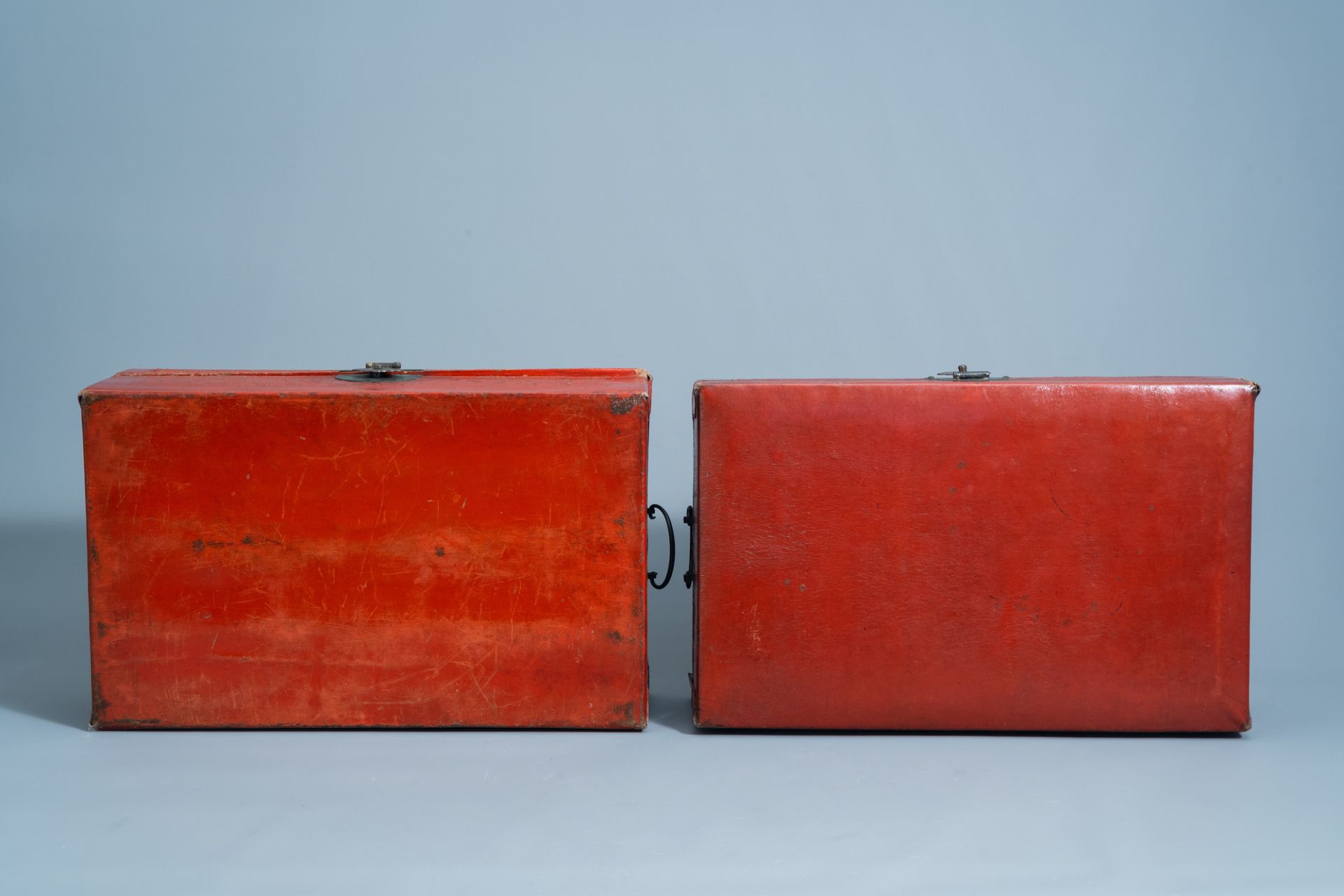 A pair of Chinese partly red lacquered leather travel trunks with floral design, 20th C - Image 9 of 13