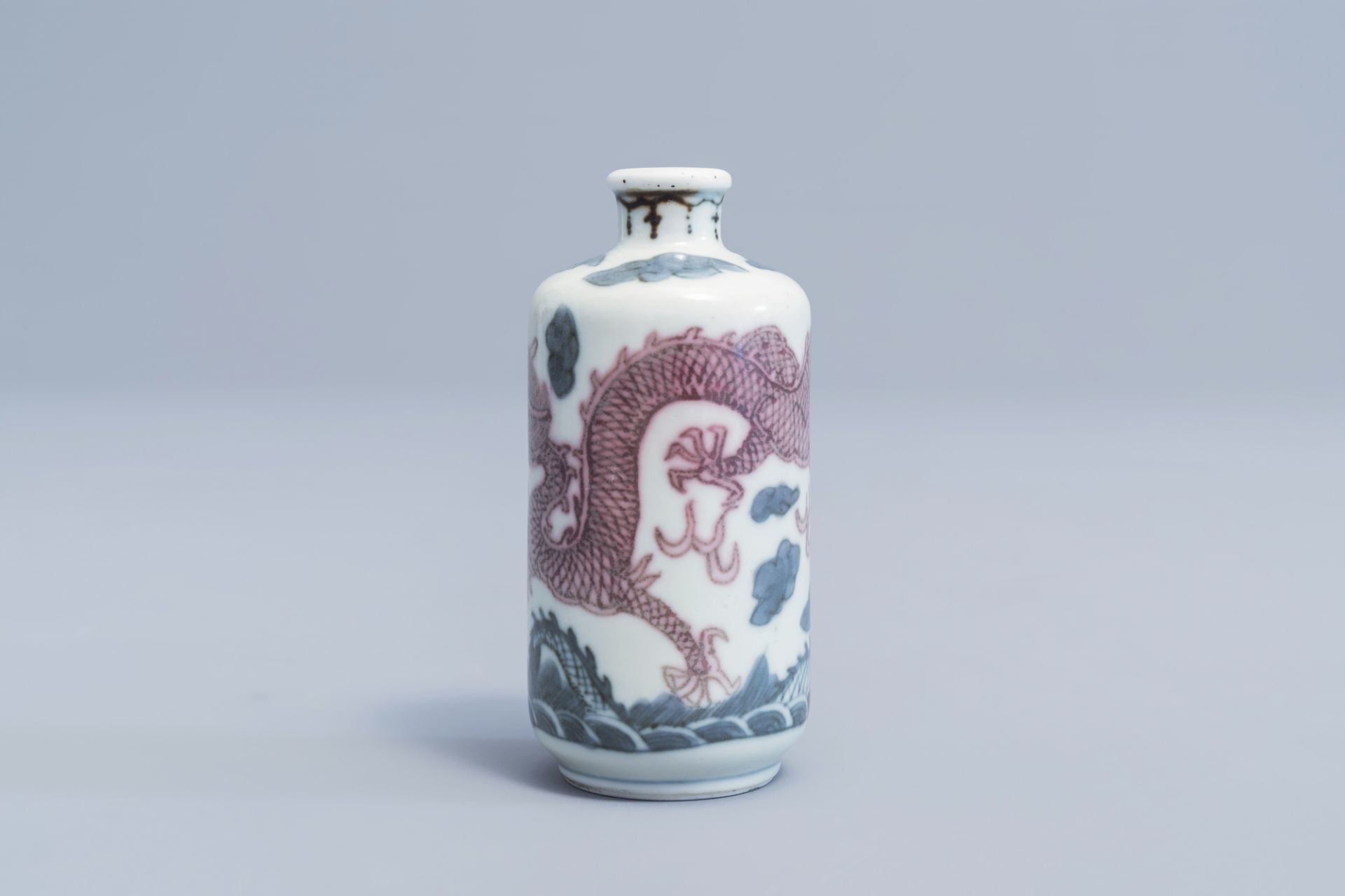 A Chinese blue, white and underglaze red 'dragons' snuff bottle, Yongle mark, 19th/20th C. - Image 5 of 7