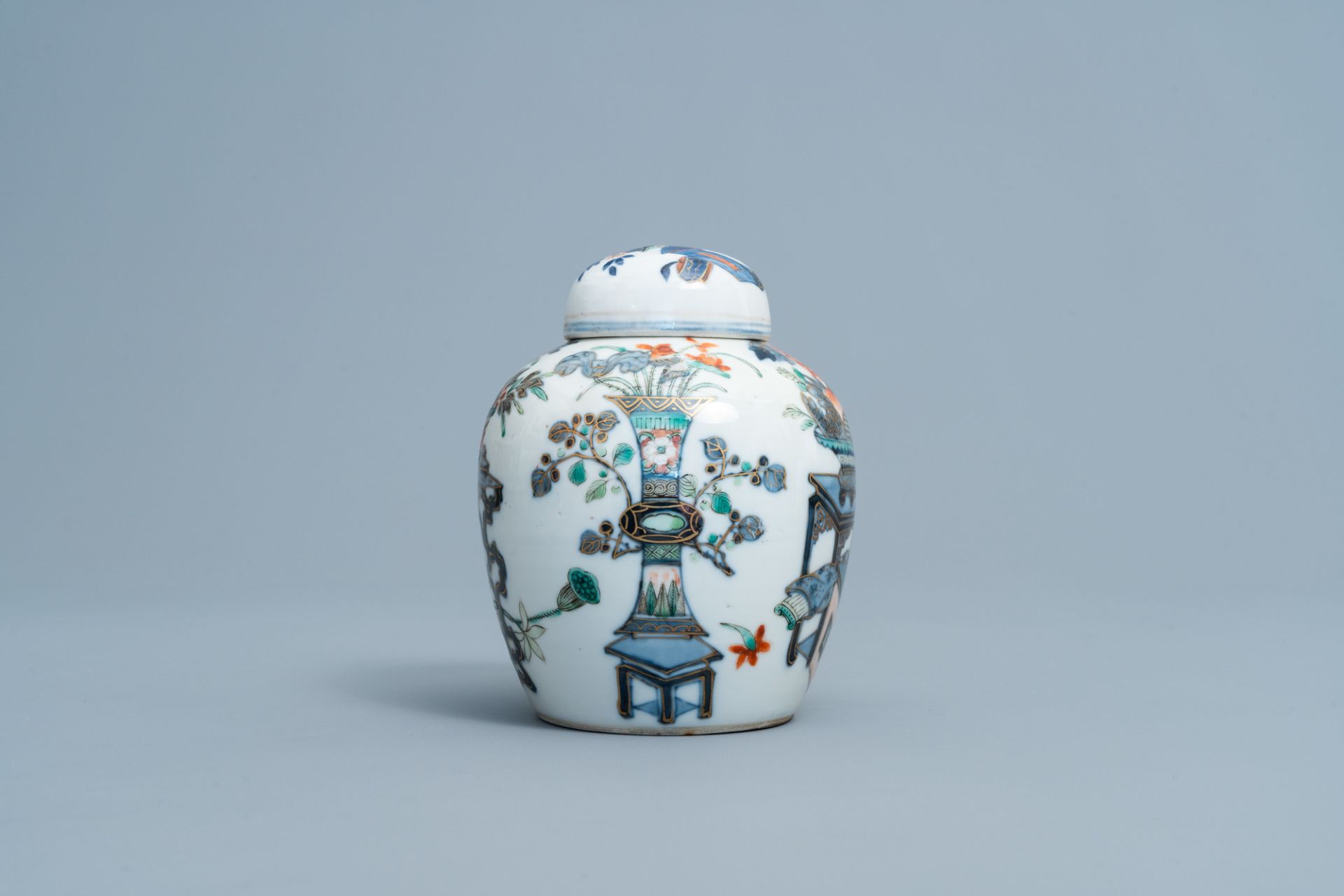 A Chinese doucai 'antiquities' jar and cover, Kangxi mark, 19th C. - Image 5 of 7