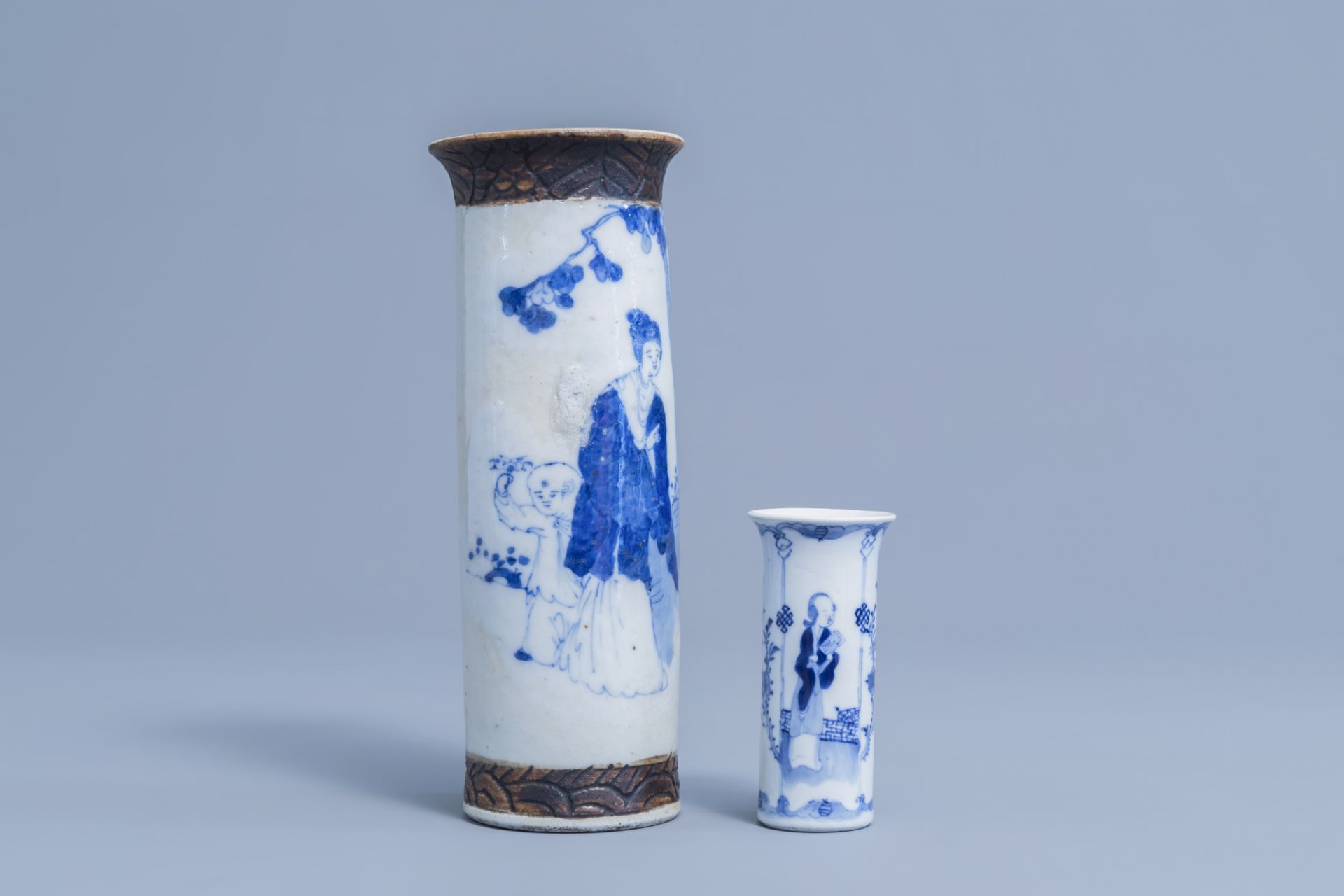 Two Chinese blue and white vases, two plates and a yellow monochrome dish, 19th/20th C. - Image 3 of 11