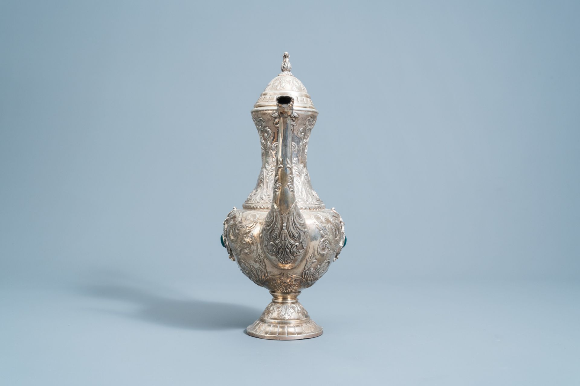 A Spanish inlaid silver Historicism jug with floral design and swans, 20th C. - Image 5 of 17