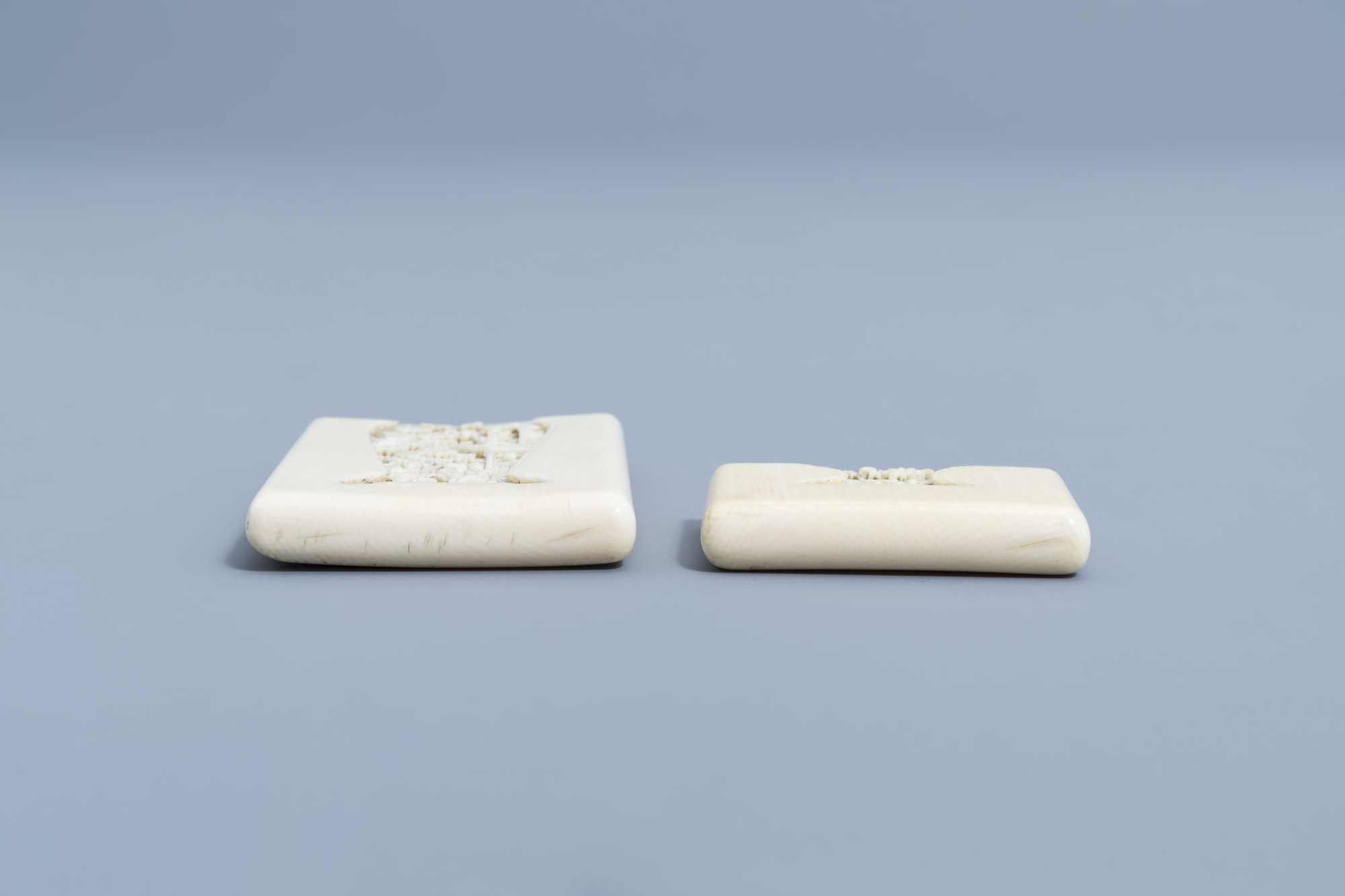 A Chinese carved Canton ivory card case & a signed Japanese ivory okimono of a man, Meiji, 19th C. - Image 13 of 13