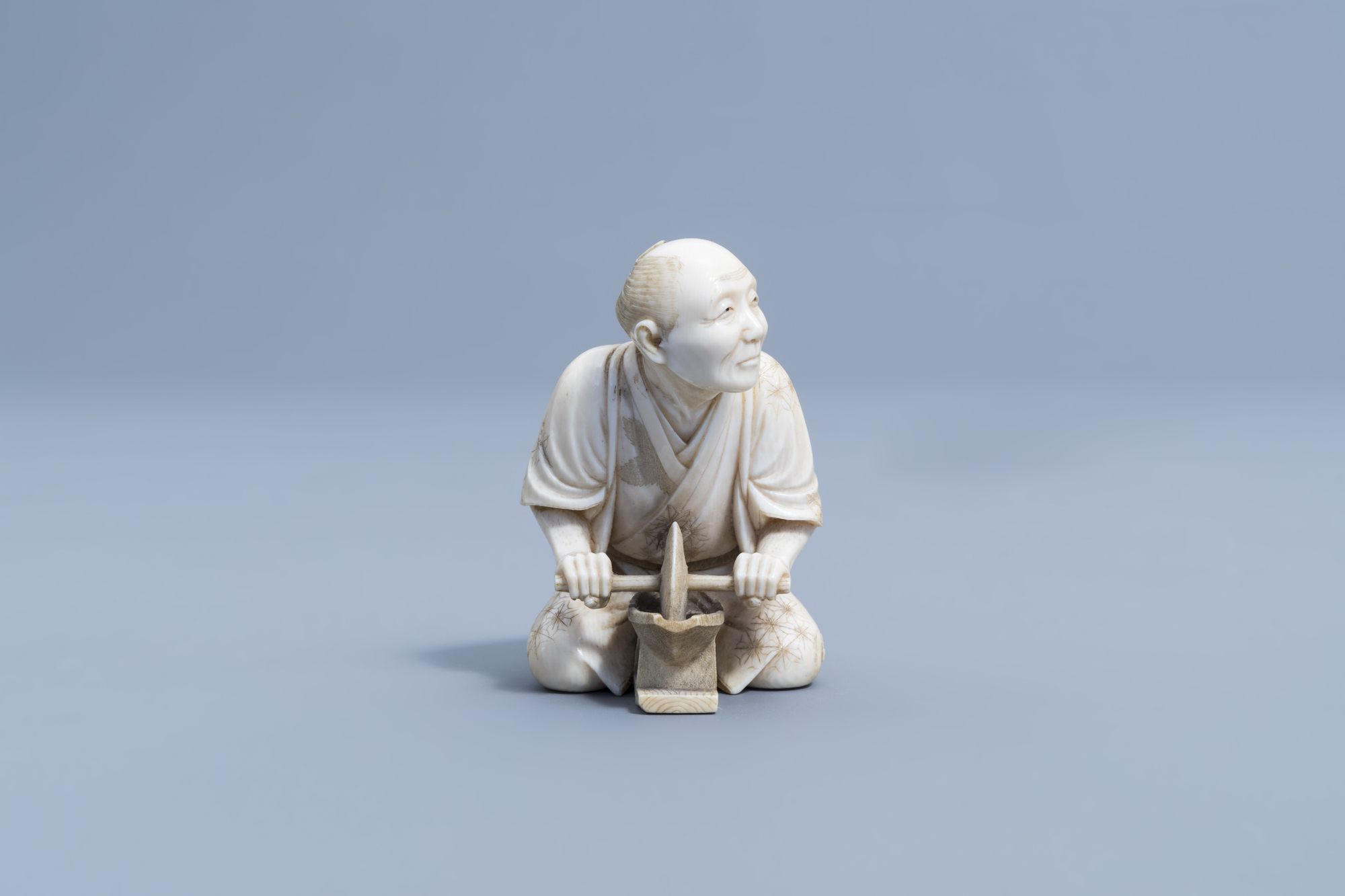 A Chinese carved Canton ivory card case & a signed Japanese ivory okimono of a man, Meiji, 19th C. - Image 3 of 13