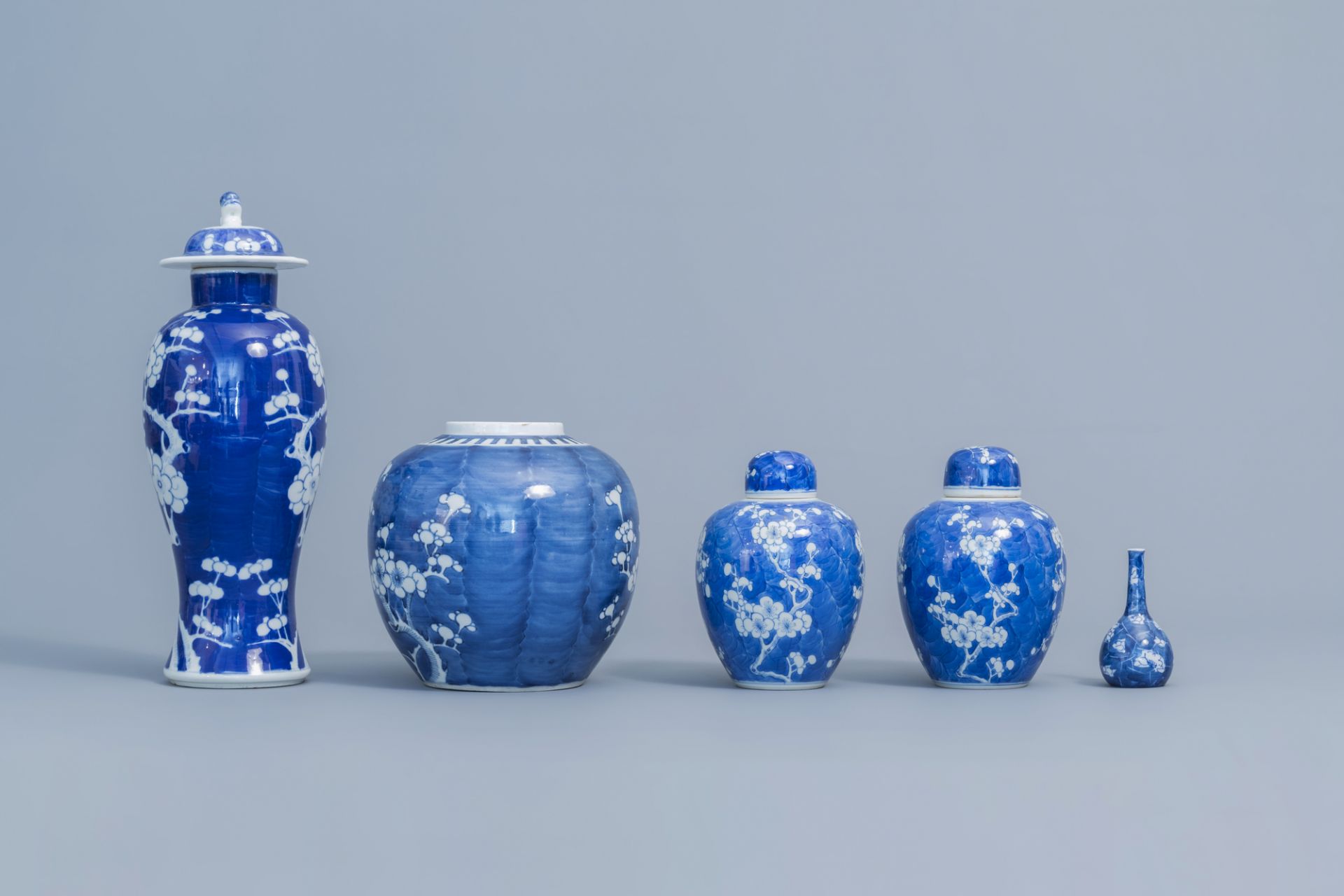 A varied collection of Chinese blue and white porcelain, 19th/20th C. - Image 12 of 16