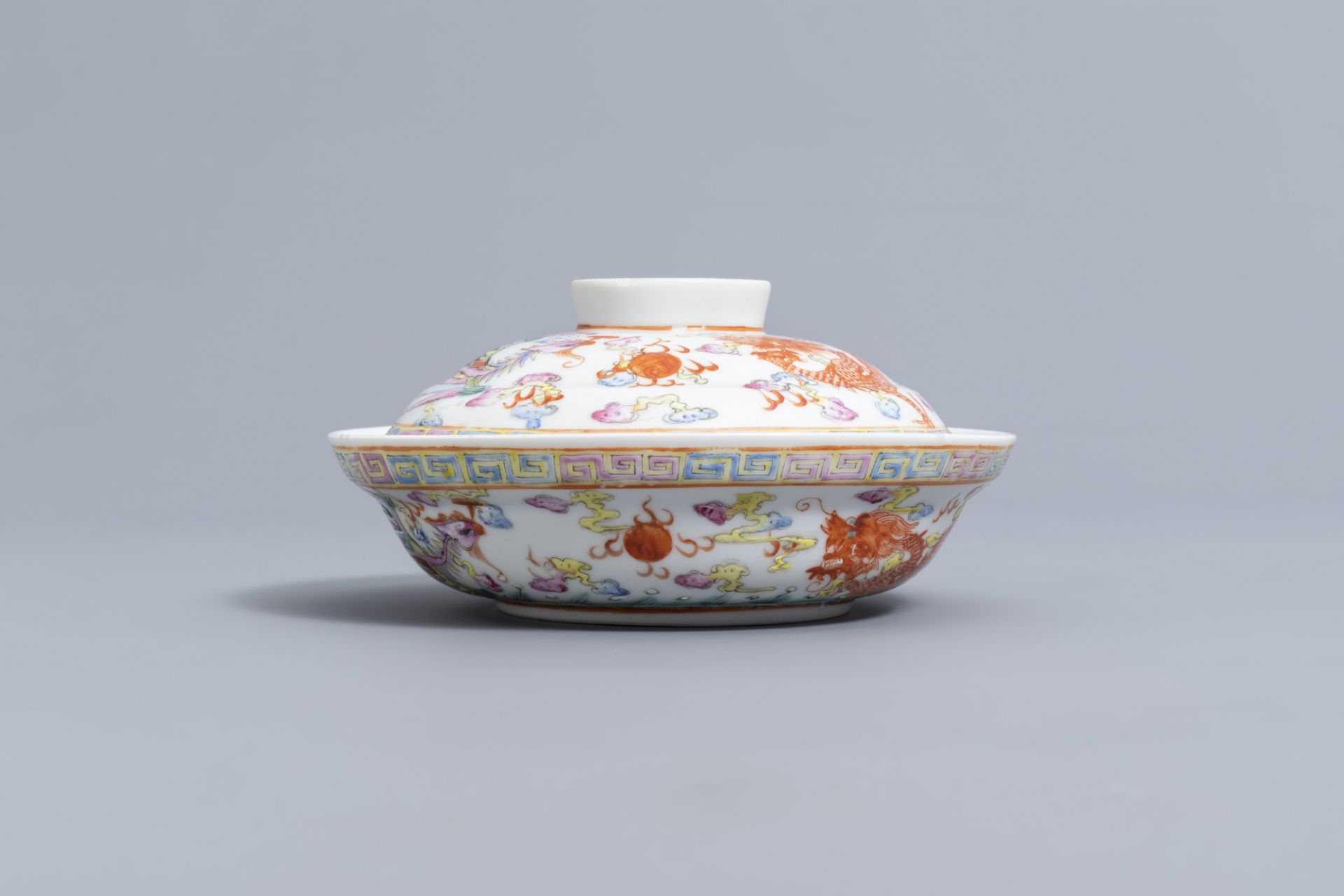 A Chinese famille rose 'dragons and phoenix' bowl and cover, Jingdezhen mark, 20th C. - Bild 3 aus 7