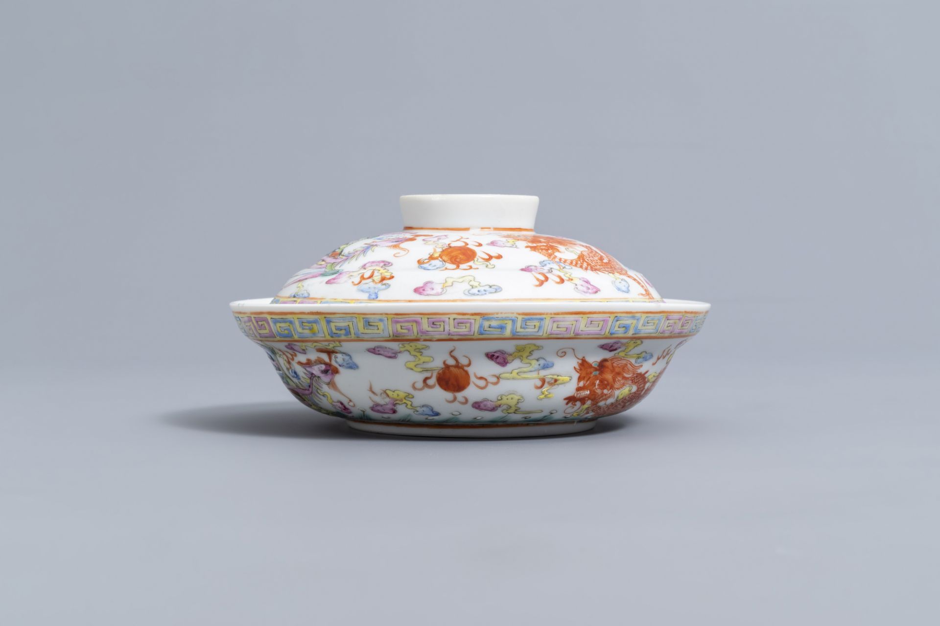 A Chinese famille rose 'dragons and phoenix' bowl and cover, Jingdezhen mark, 20th C. - Image 3 of 7