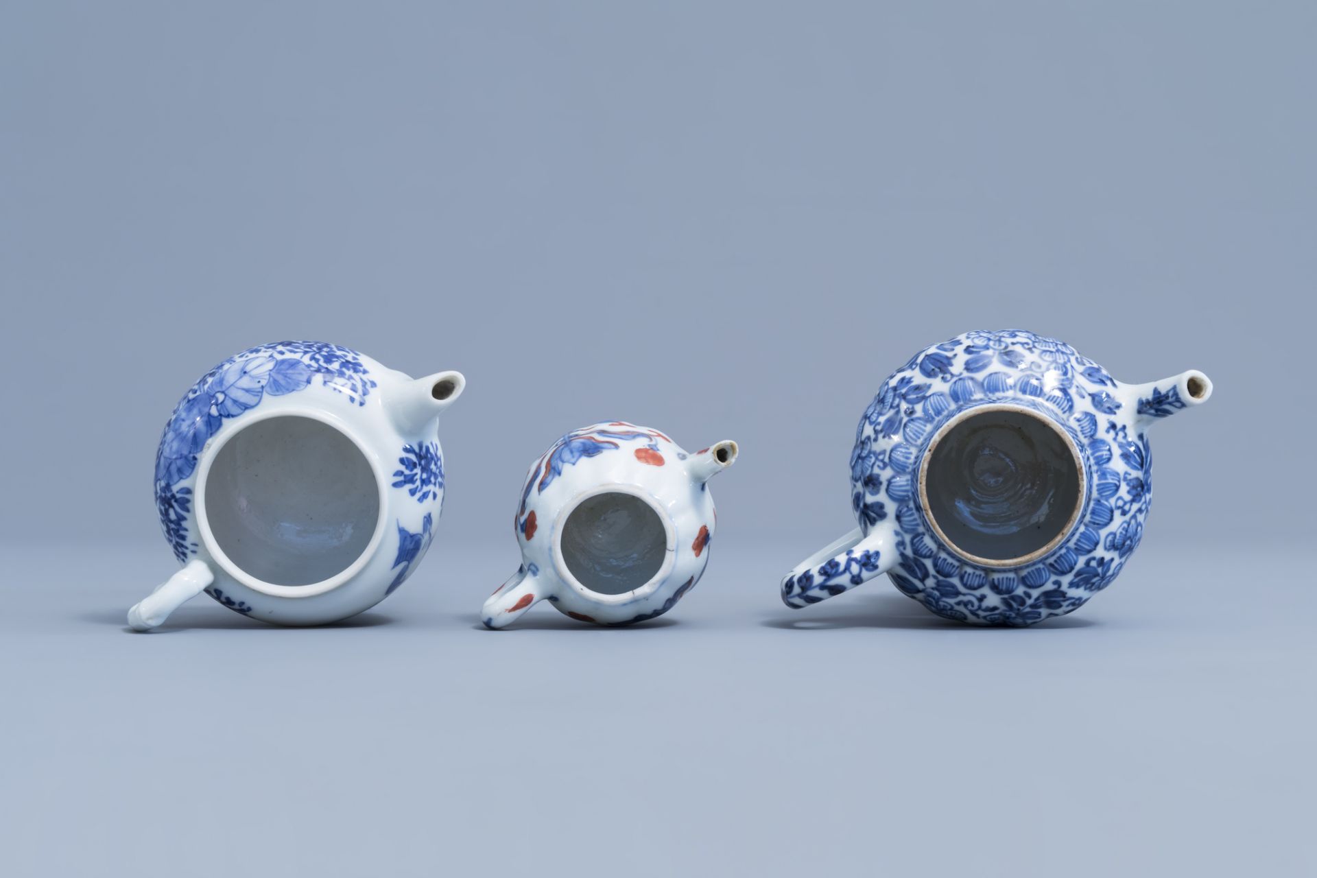 Two Chinese blue and white teapots and an Imari style teapot with floral design, Kangxi en later - Image 6 of 9