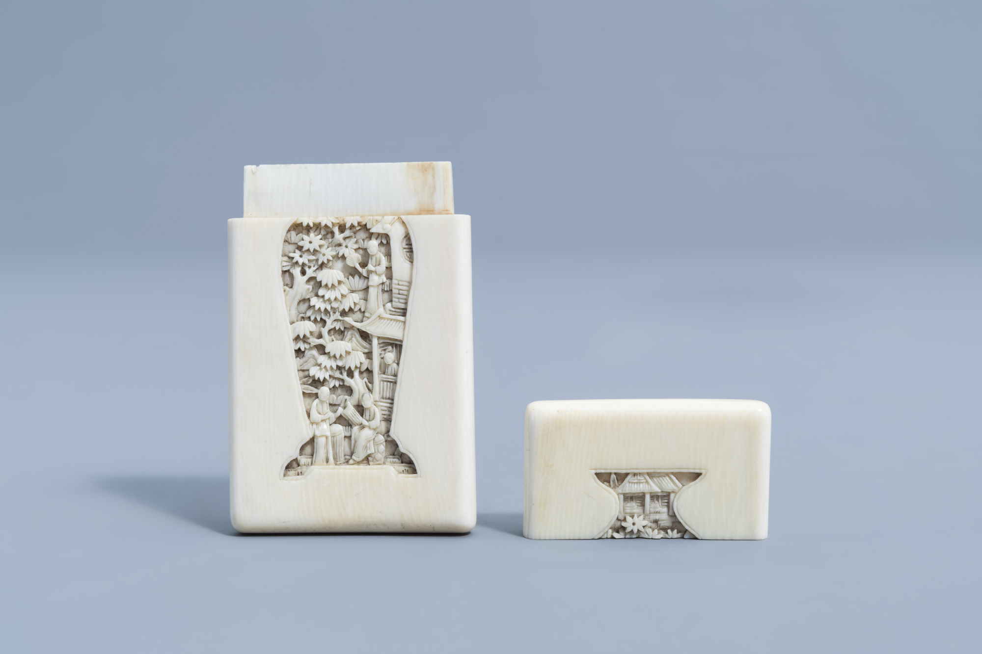 A Chinese carved Canton ivory card case & a signed Japanese ivory okimono of a man, Meiji, 19th C. - Image 10 of 13