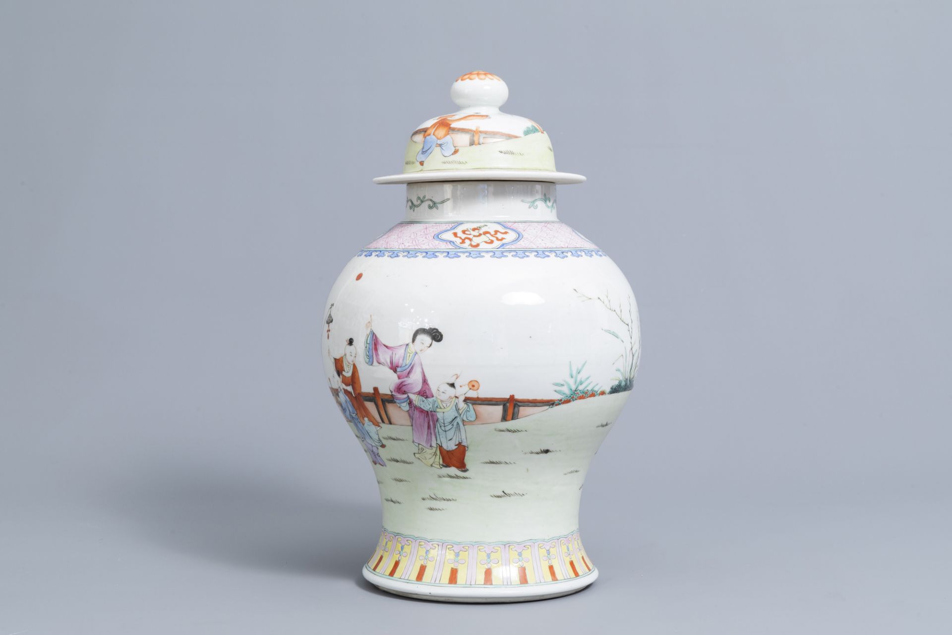 A Chinese famille rose vase and cover with figures on a terrace, 19th/20th C. - Image 4 of 6