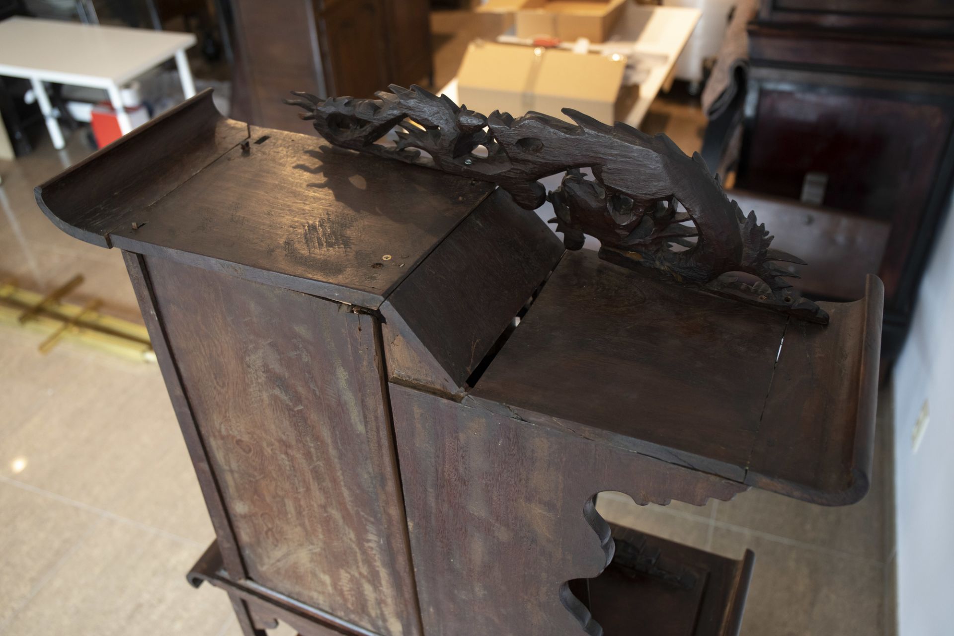 A Chinese reticulated wooden 'dragons' display cabinet, ca. 1900 - Image 7 of 7