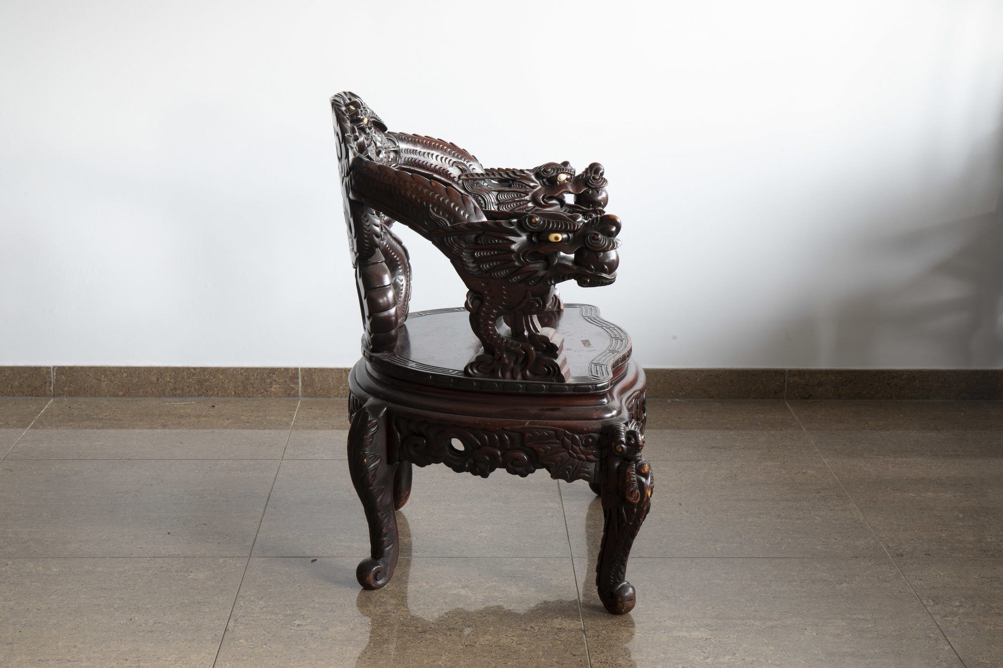 A Chinese or Japanese carved wooden 'dragons' chair, 20th C. - Image 4 of 8
