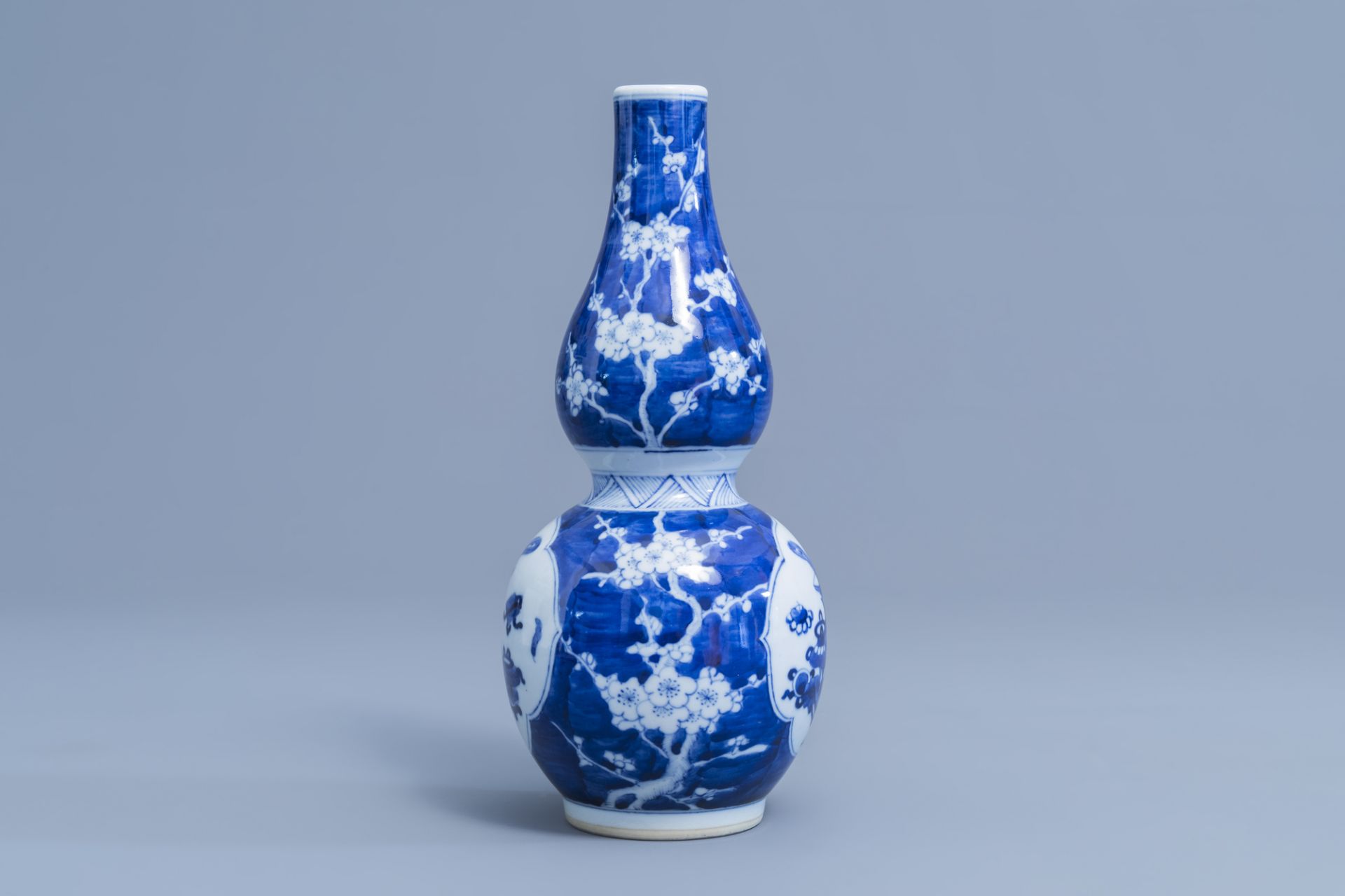 A Chinese blue and white double gourd vase with antiquities design and two plates with figurative de - Image 7 of 9