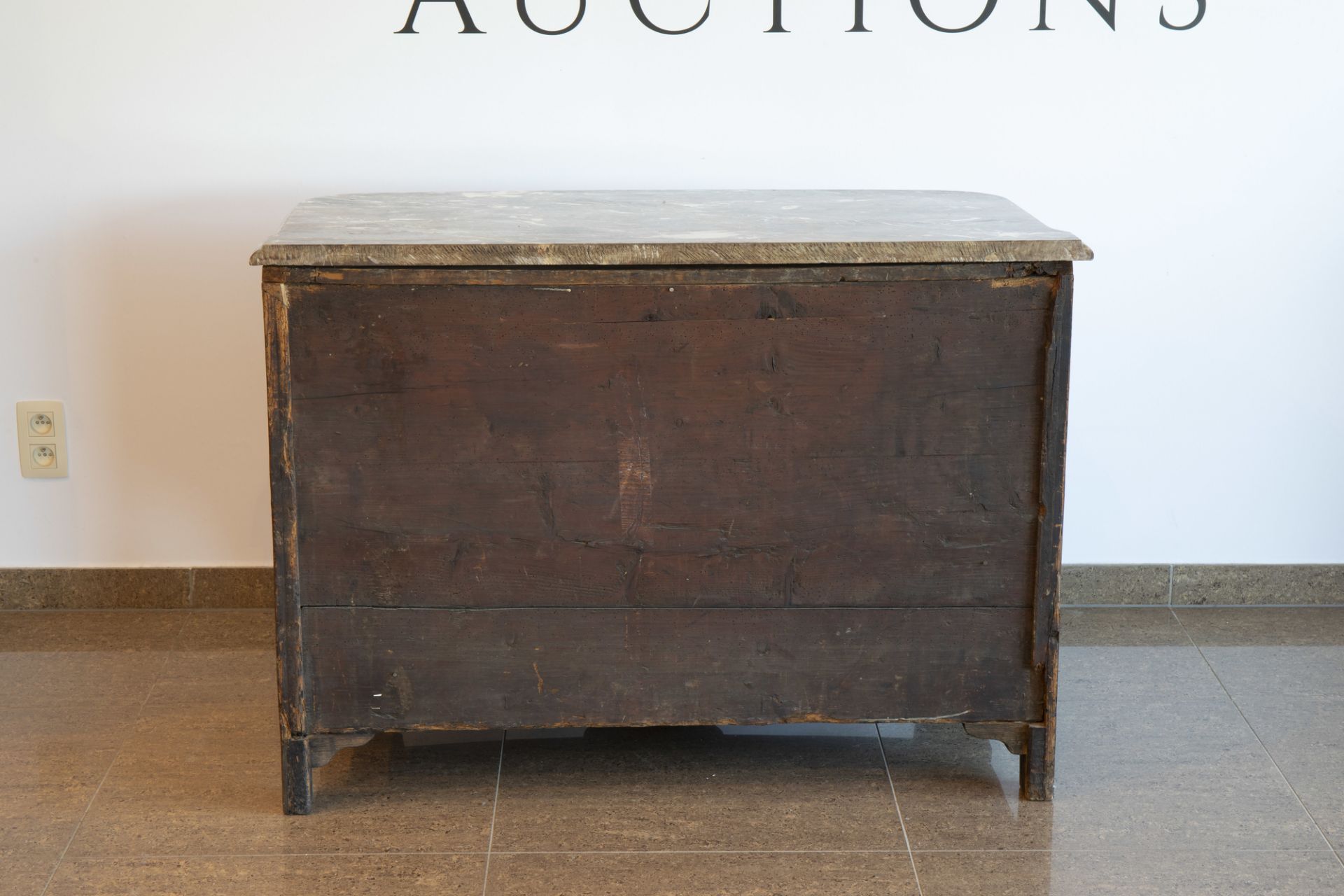 A French Regence style gilt bronze mounted chest of drawers with marble top, 18th C. - Image 5 of 8