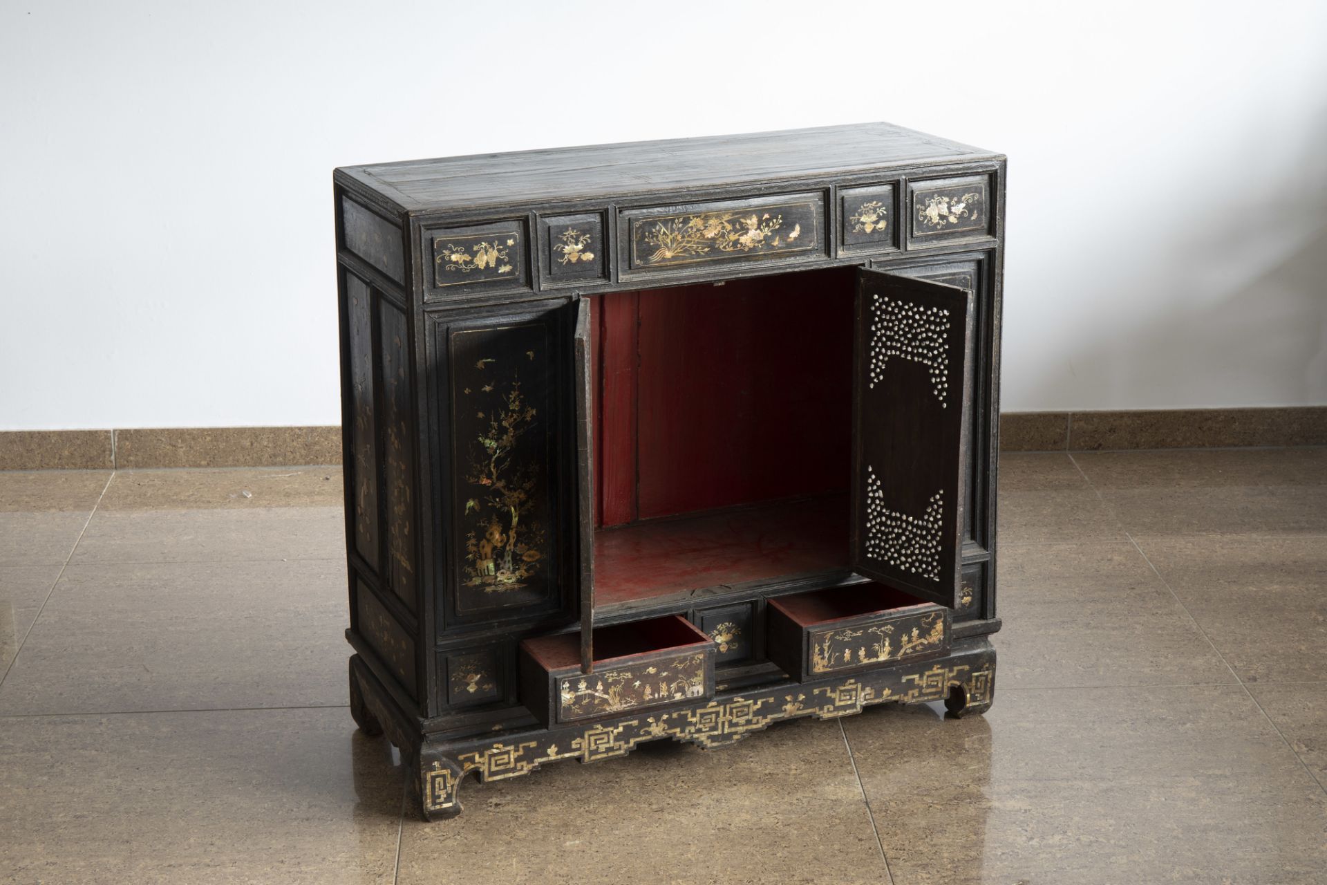 A Vietnamese mother-of-pearl inlaid wooden two-door cabinet with figures in a palace garden and flor - Image 2 of 8