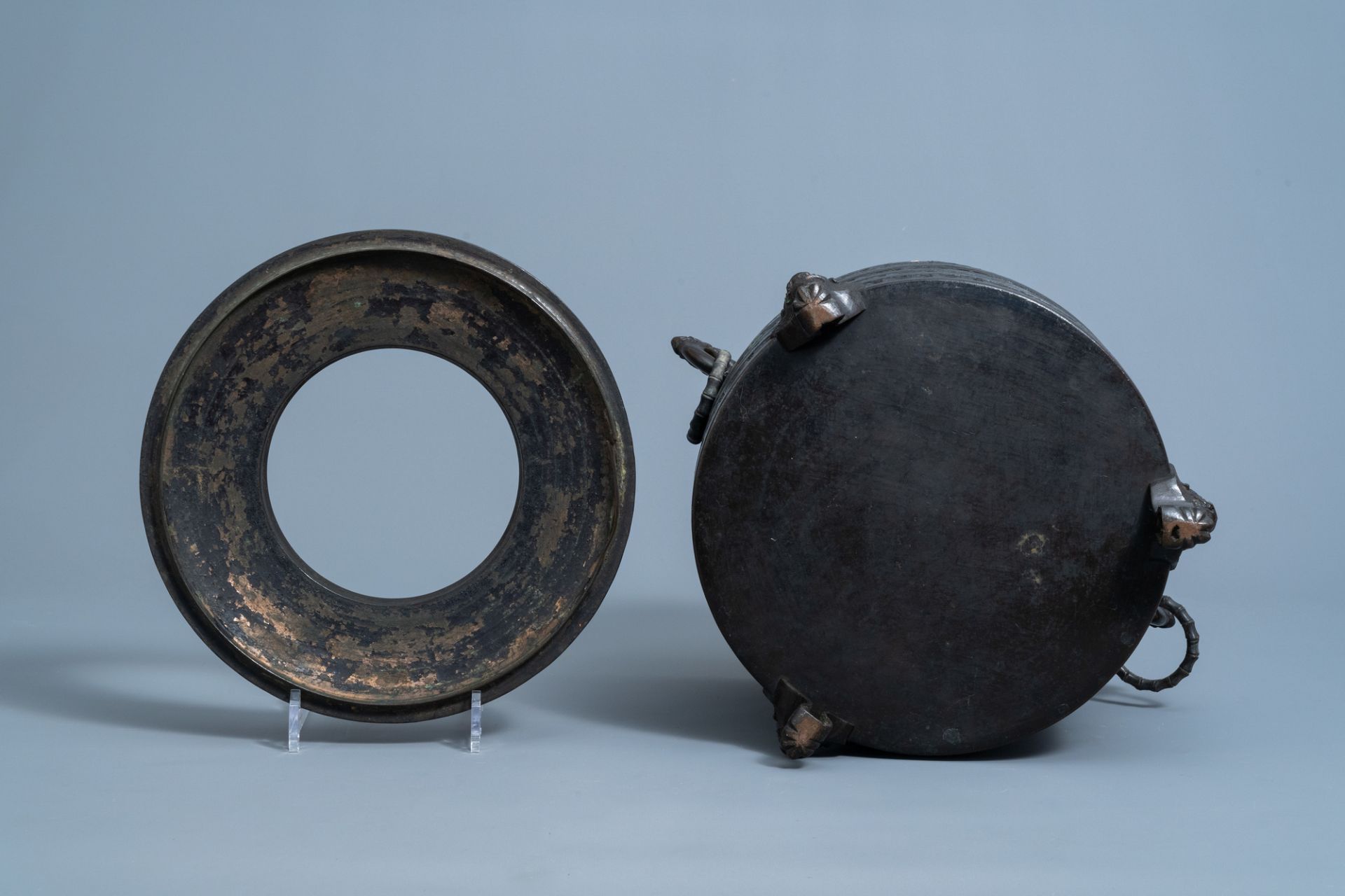 A Chinese bronze tripod censer and cover, Ming/Qing - Image 7 of 7