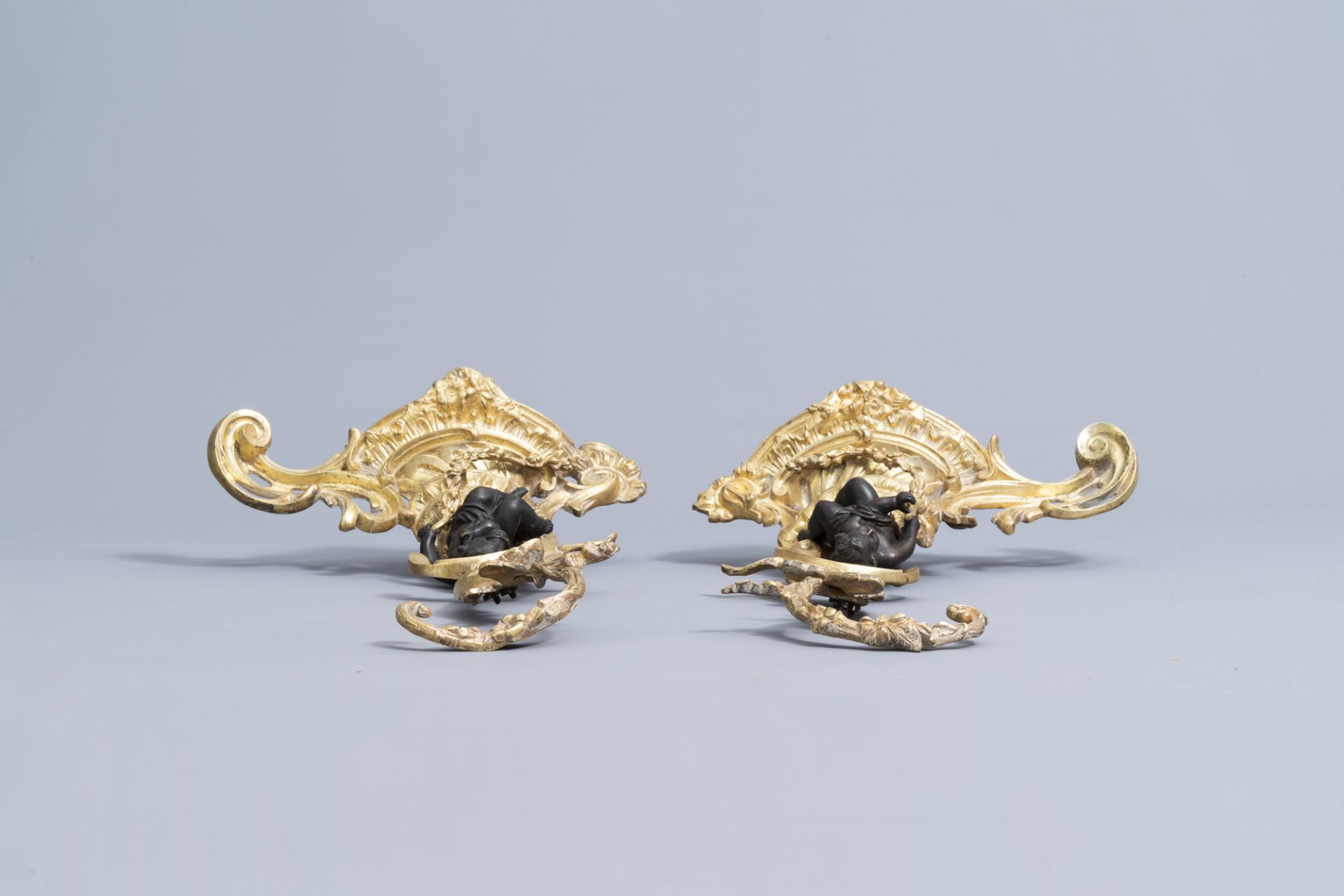 A pair of French Louis XV style patinated and gilt bronze andirons with putti, 19th C. - Image 6 of 15