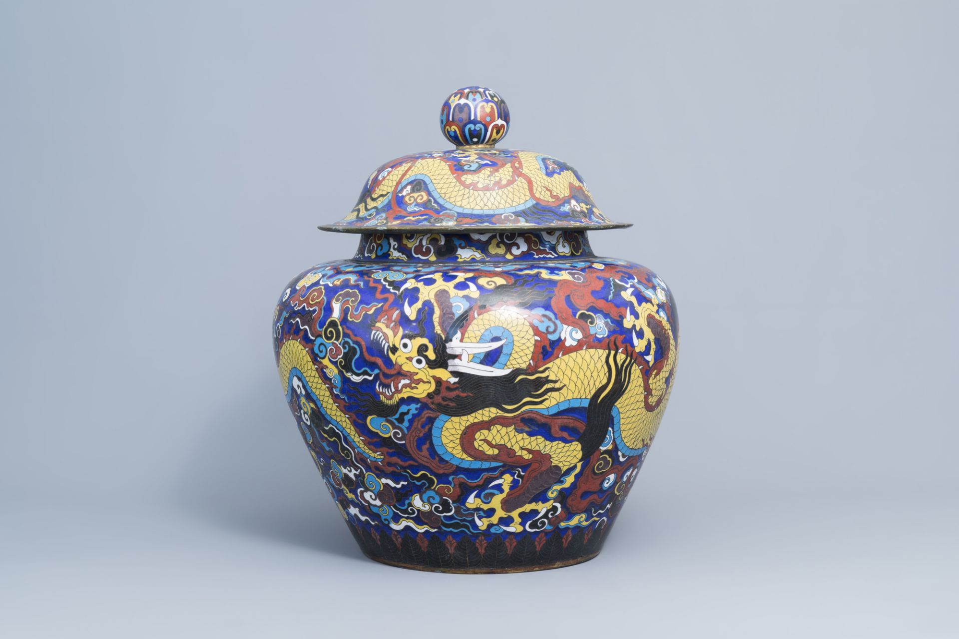 A large Chinese cloisonne 'dragons' jar and cover, 20th C. - Image 4 of 9