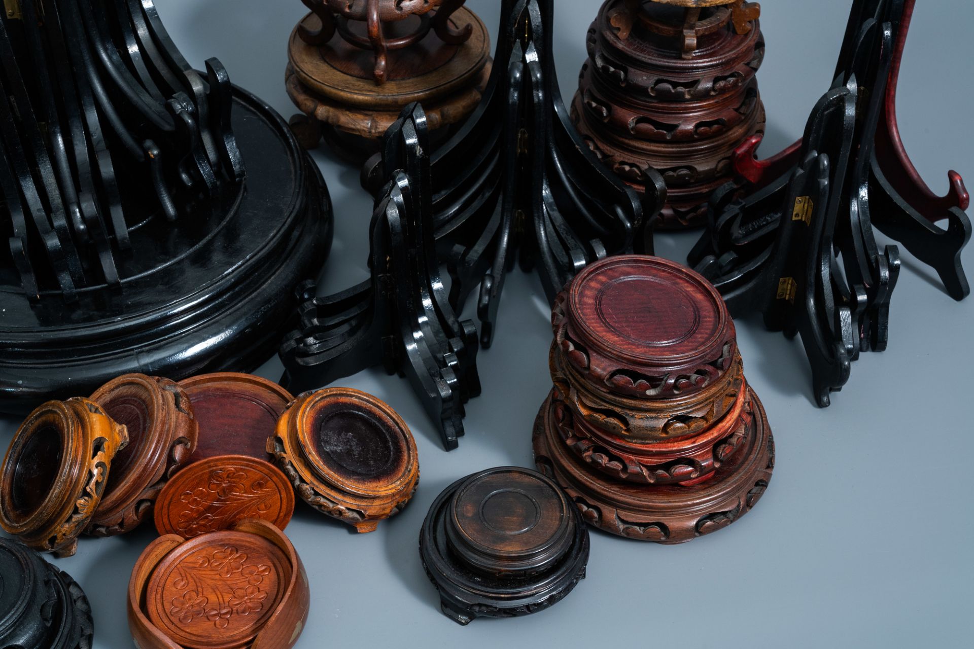 A collection of Chinese carved wooden stands and plate holders, 19th/20th C. - Image 6 of 6