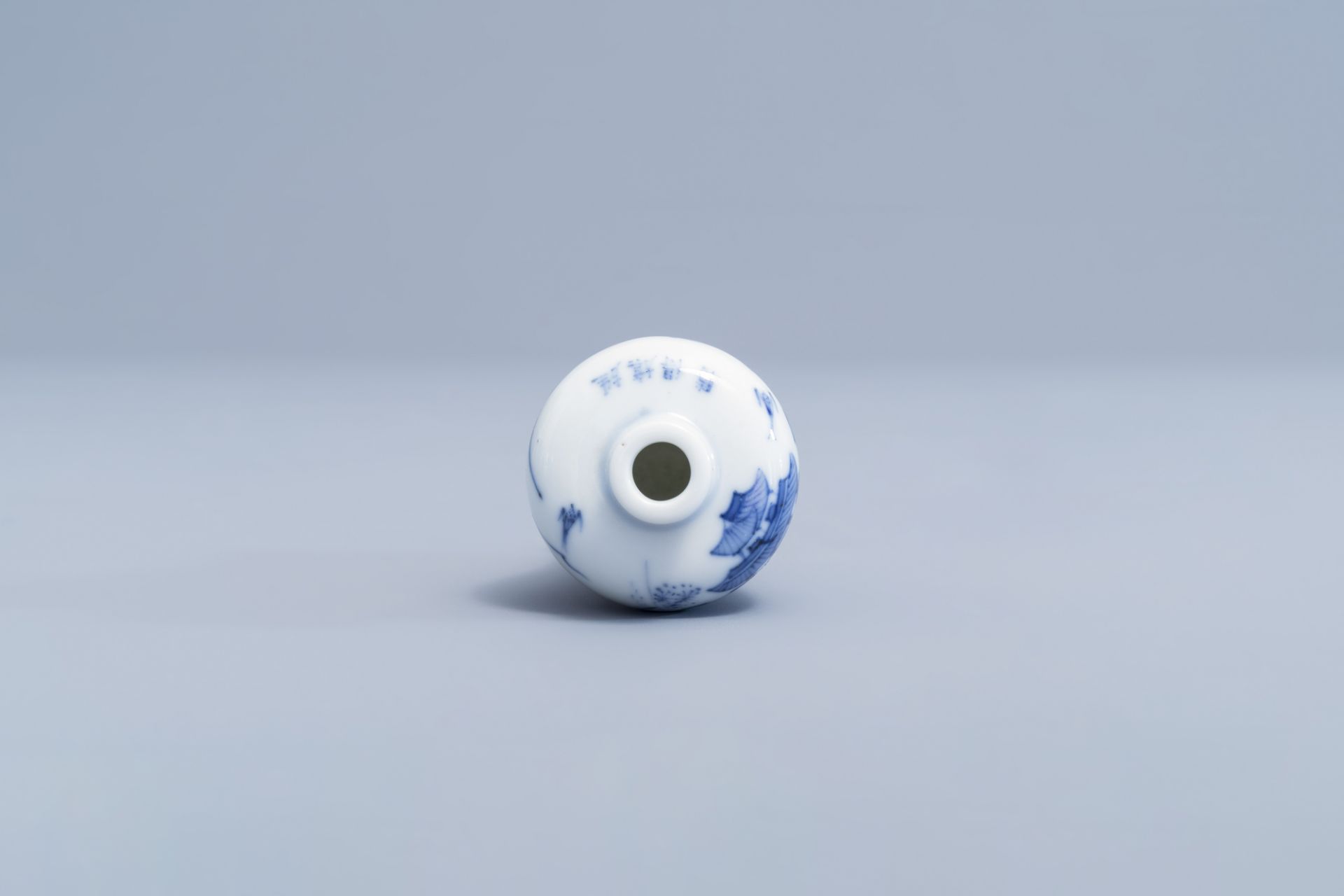 A Chinese blue and white snuff bottle with soldiers near a fortress, 19th C - Image 8 of 9