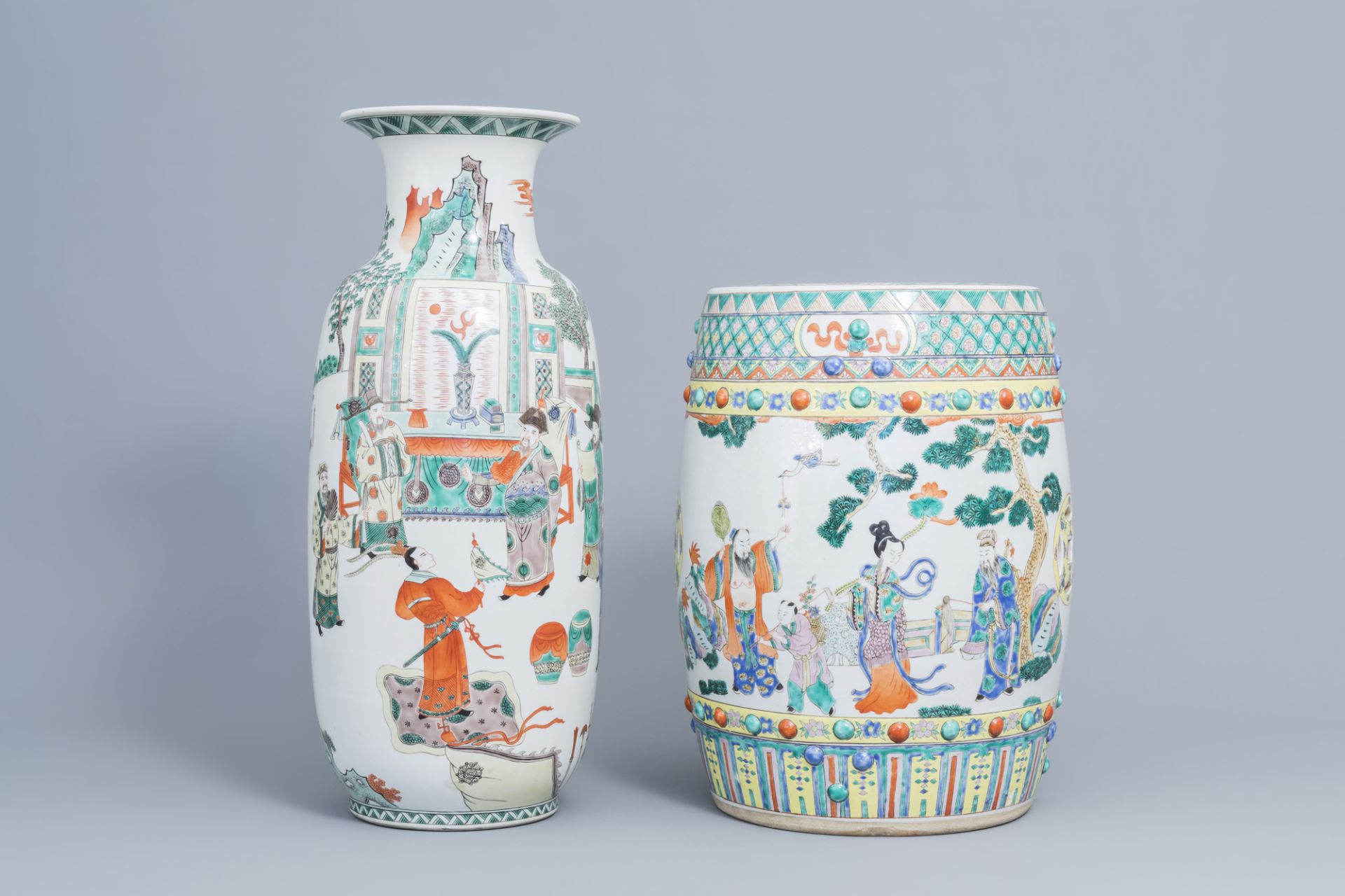 A Chinese famille verte vase and a garden seat with figurative design all around, 20th C.