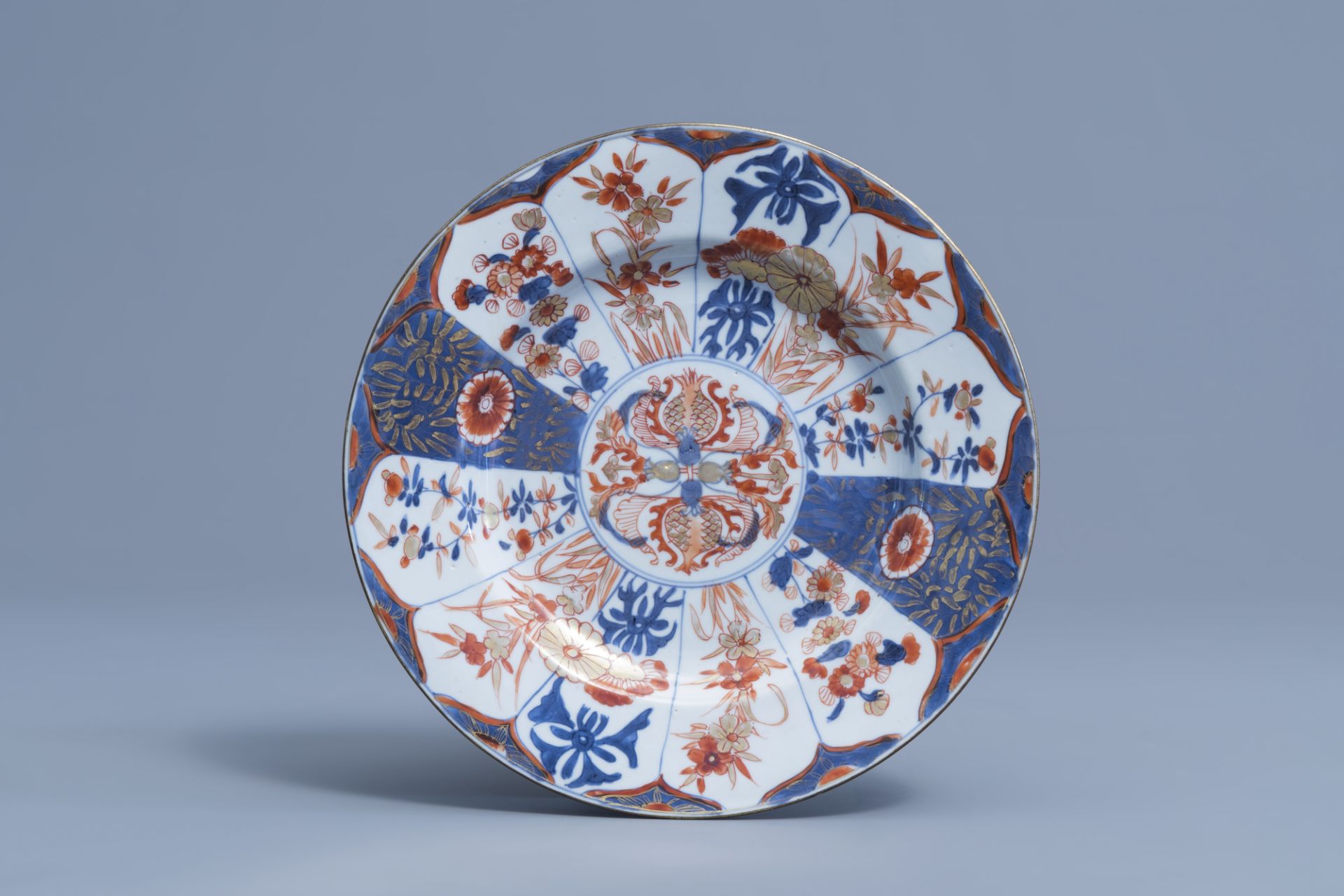 A pair of Chinese Imari style plates with floral design, Kangxi - Image 4 of 5