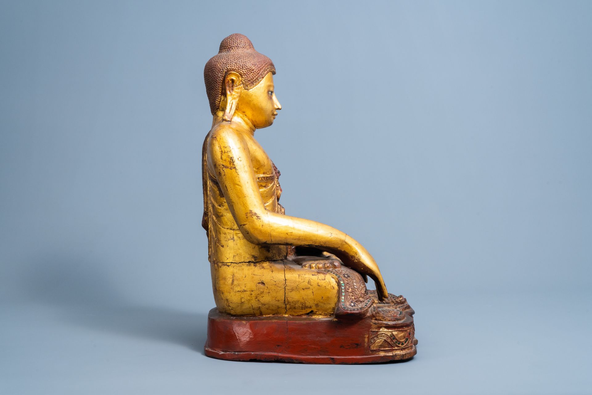 A tall inlaid gilt wood figure of a seated Buddha, Burma or Thailand, 19th/20th C. - Image 4 of 6