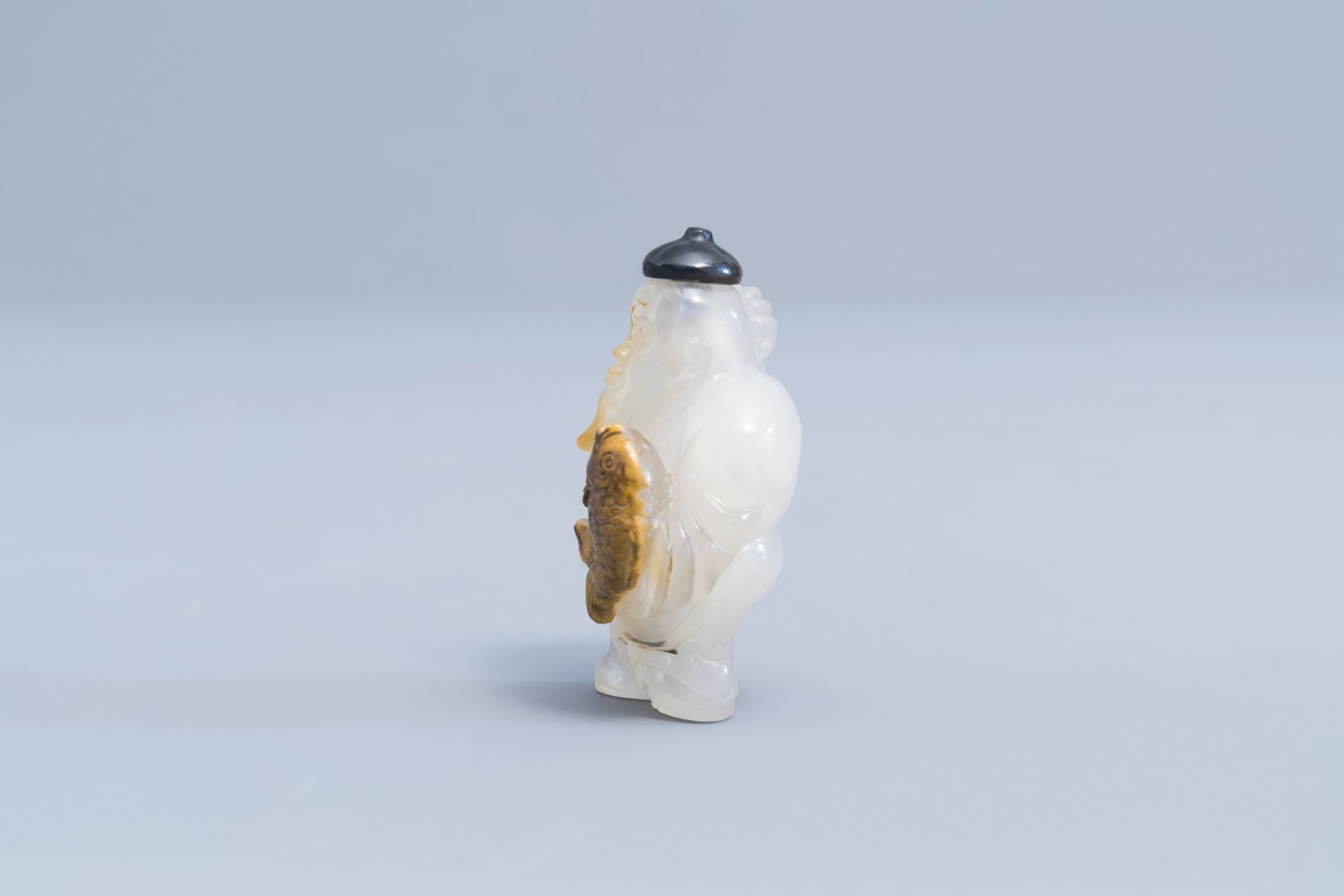 A Chinese agate fisherman snuff bottle, 19th/20th C. - Image 5 of 9