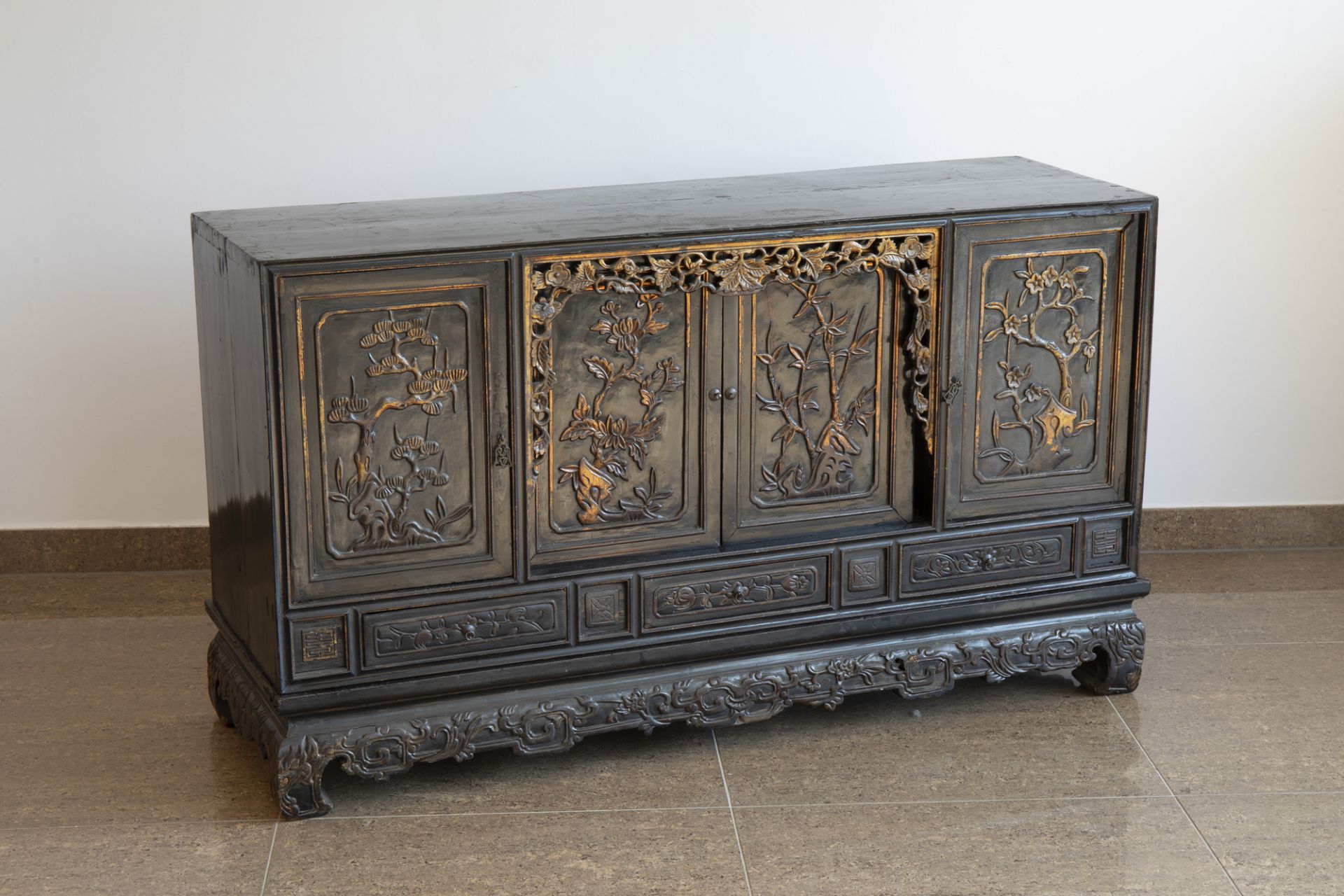 A Chinese lacquered, partly gilt and carved wooden 'four seasons' sideboard, 19th/20th C. - Image 2 of 8