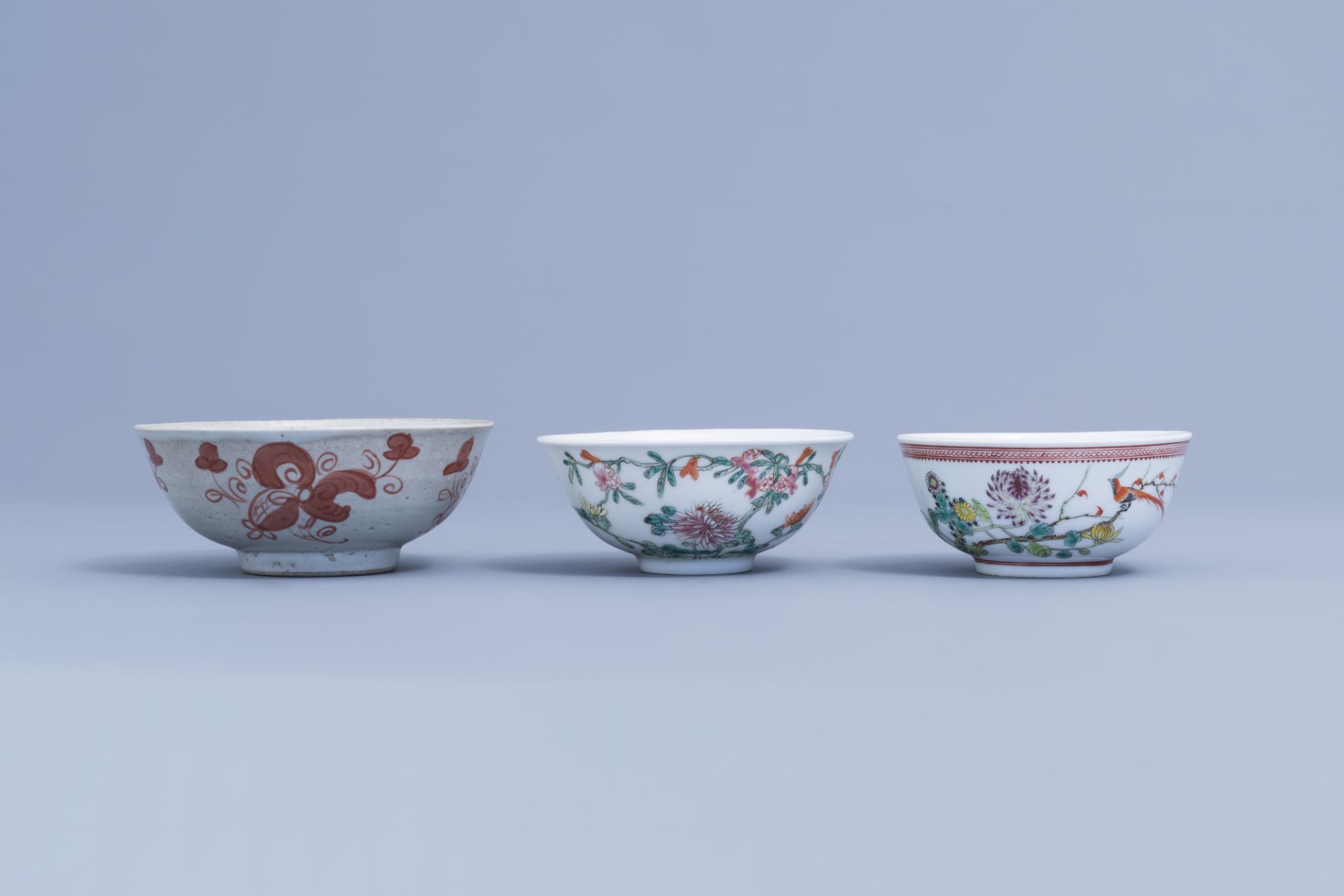 A varied collection of Chinese polychrome porcelain, 19th/20th C. - Image 2 of 15