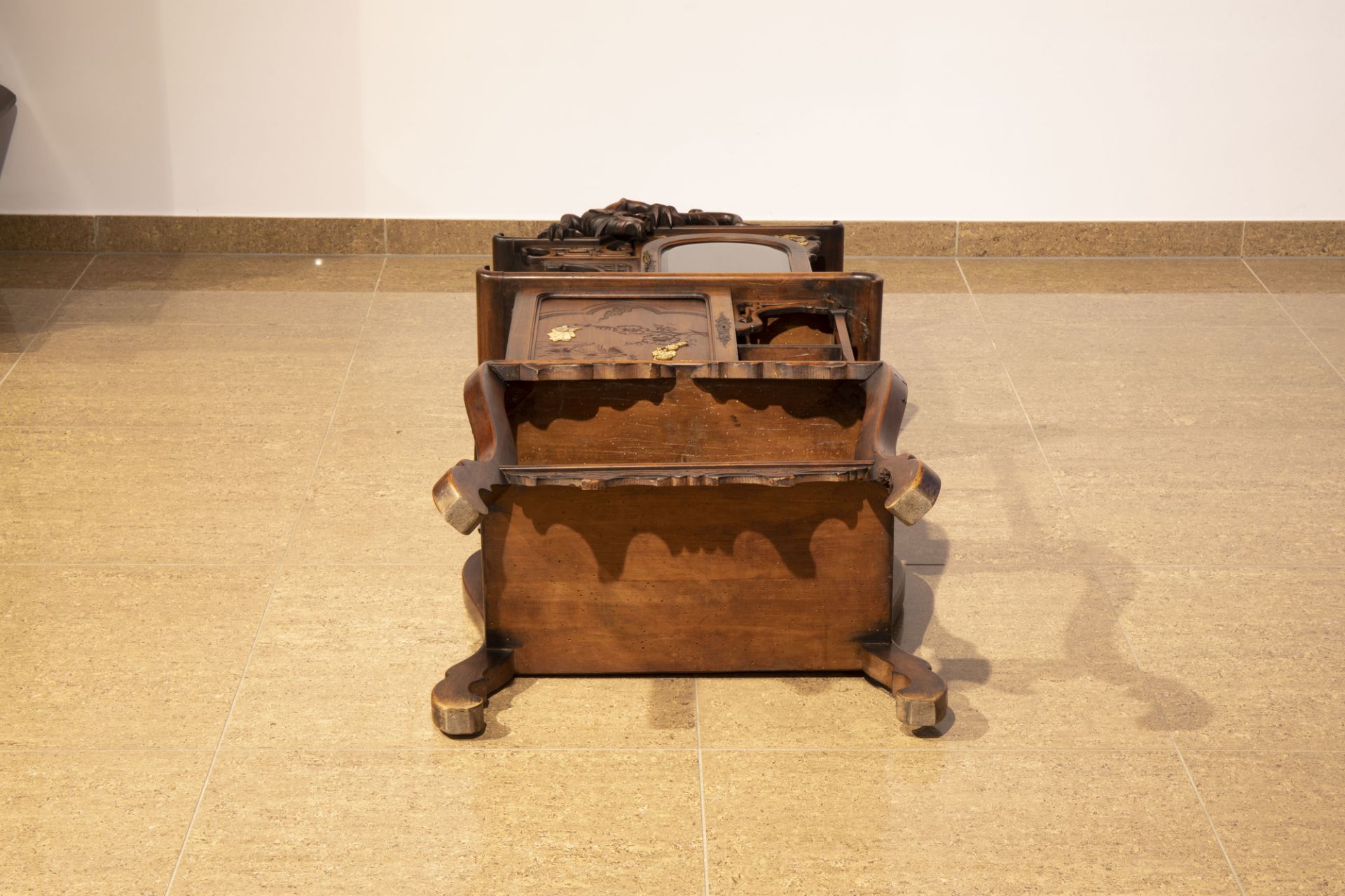 Gabriel Viardot (1830-1906) and/or workshop: A wooden Japonism display cabinet with bone inlay, Fran - Image 8 of 11