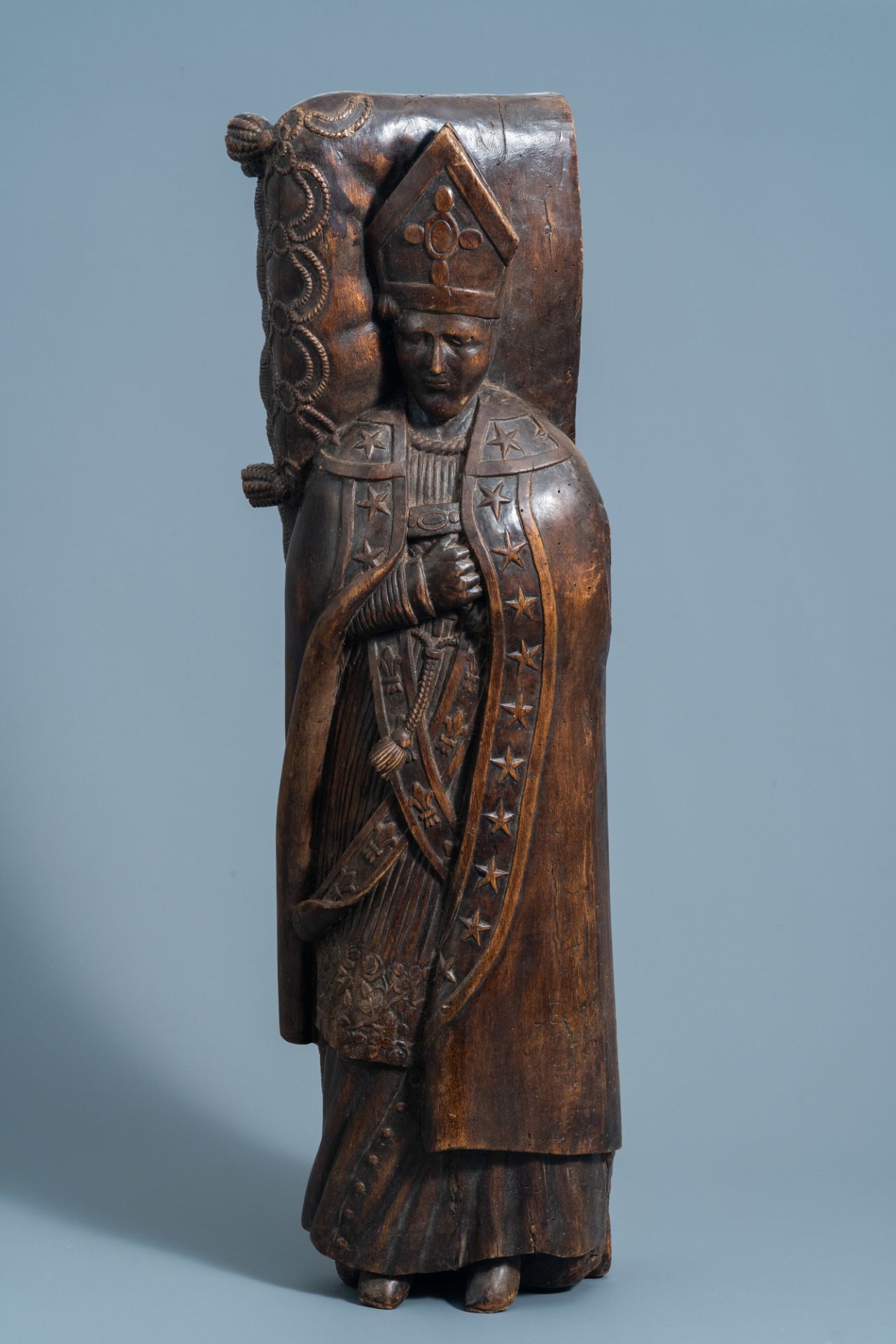 A French or Flemish carved wooden figure of a bishop on his deathbed, most probably Saint Bavo of Gh - Image 5 of 11