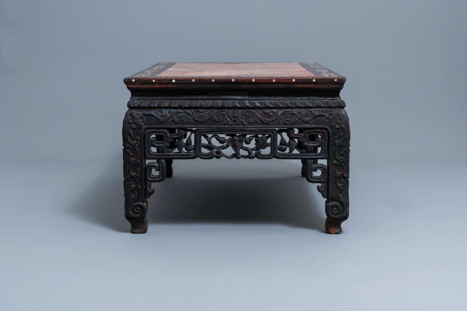 A Chinese mother-of-pearl inlaid wooden low side table with marble top, 19th C. - Image 5 of 7