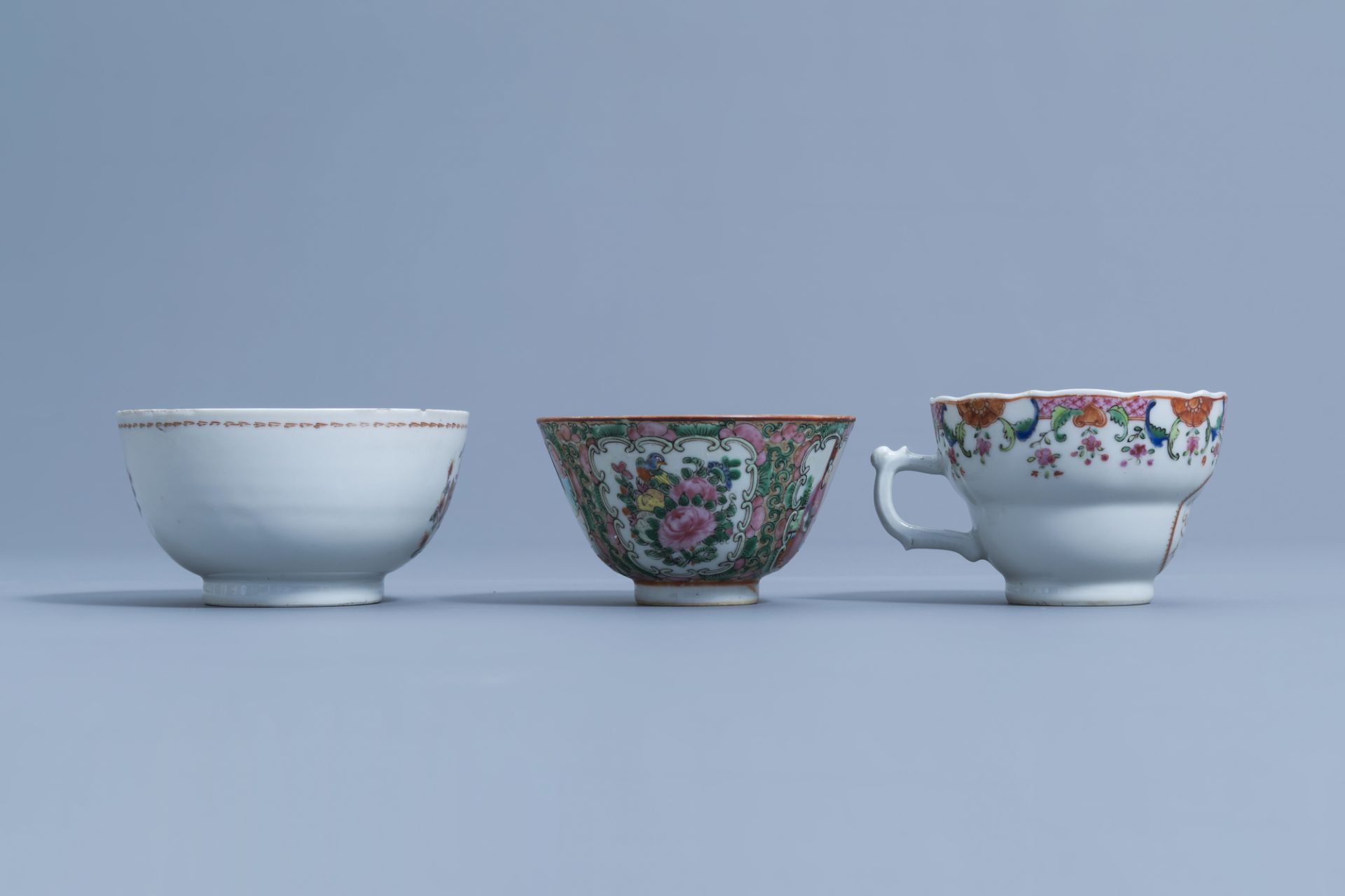 A varied collection of Chinese famille rose, verte, blue & white porcelain, 18th C. & later - Image 26 of 36